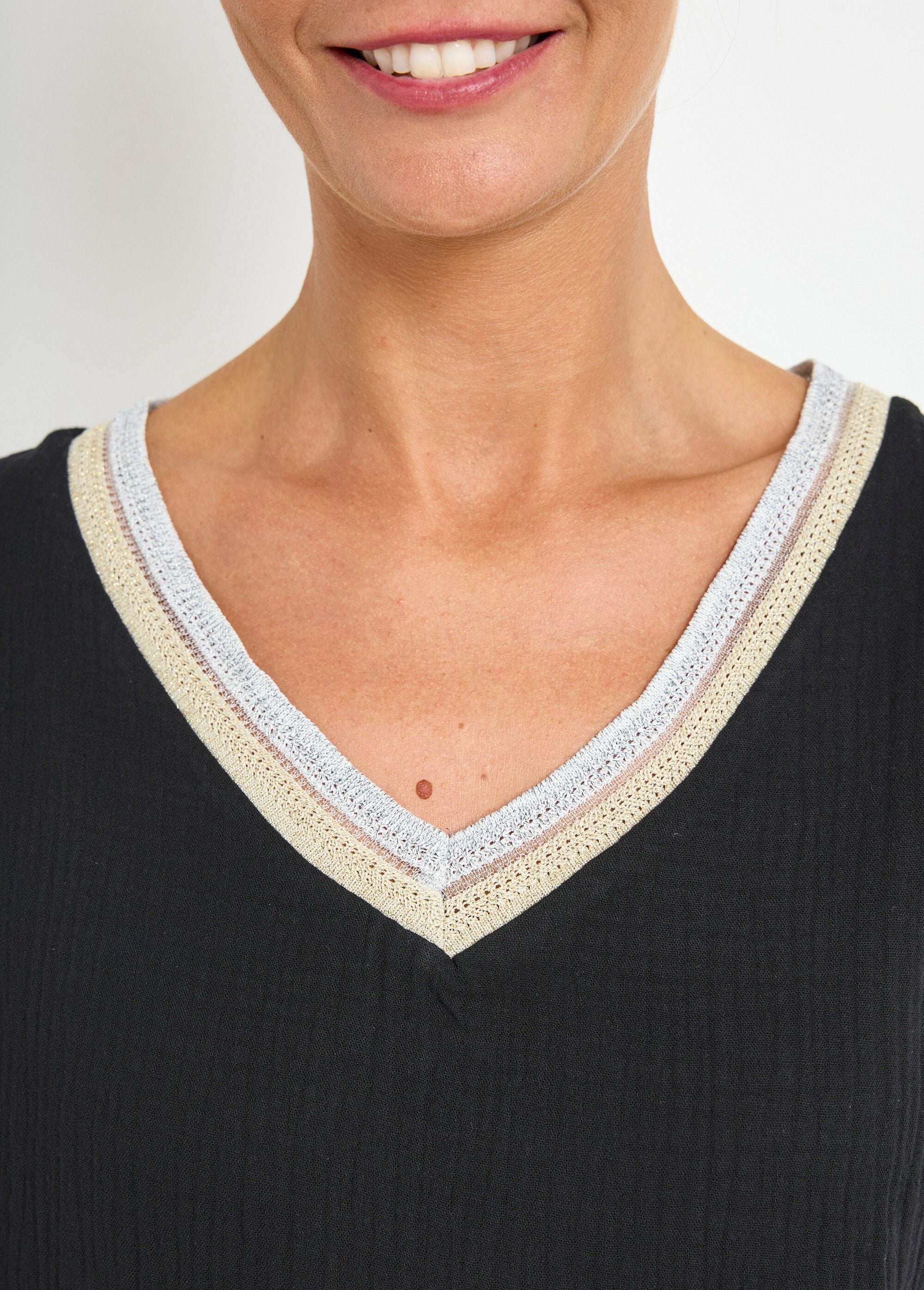 Cotton_gauze_blouse_with_V-neck_braid_Black_DE2_slim