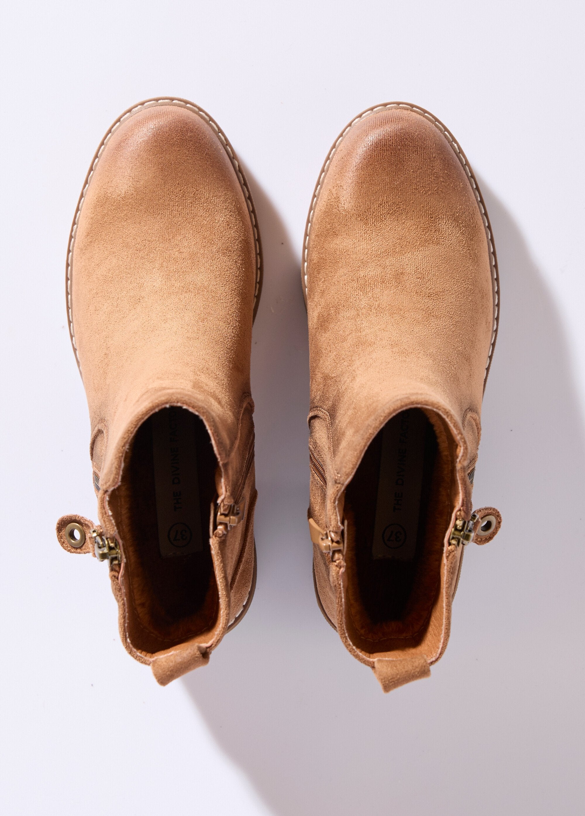 Zipped_heeled_boots_with_used_effect_toe_camel_OV1_slim