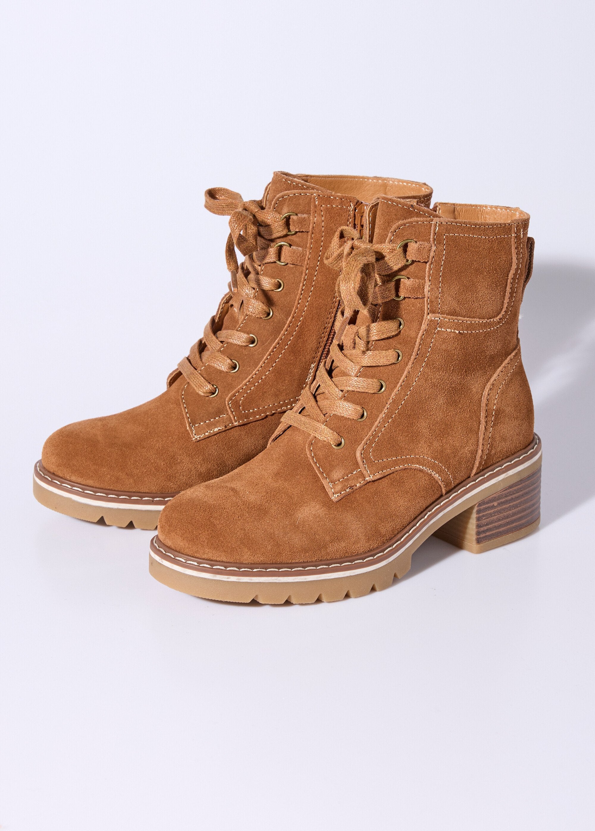 Notched_leather_ankle_boots_with_wide_heel_camel_DE1_slim