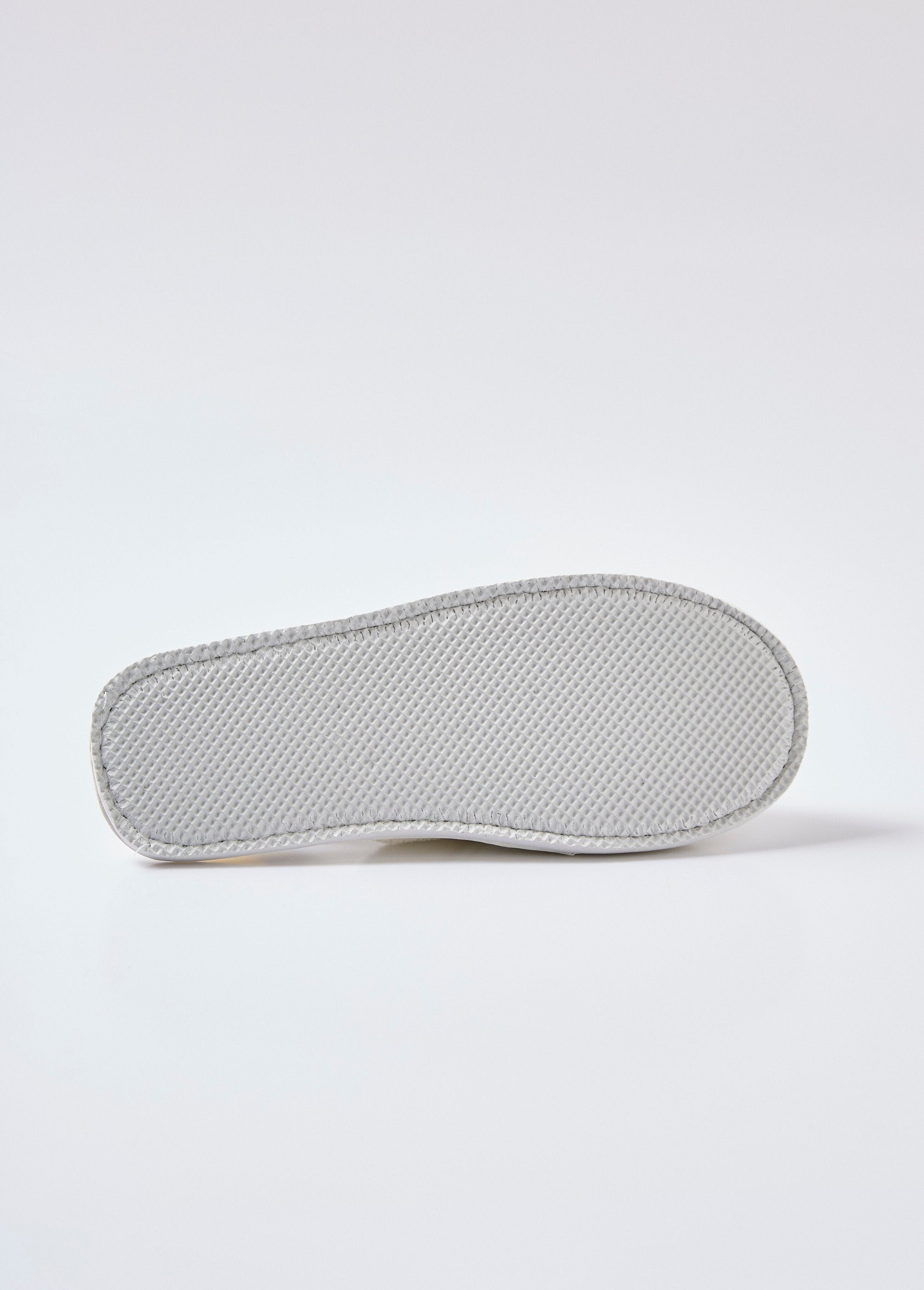 Mule-style_slippers,_contrasting_lines_White_UN1_slim