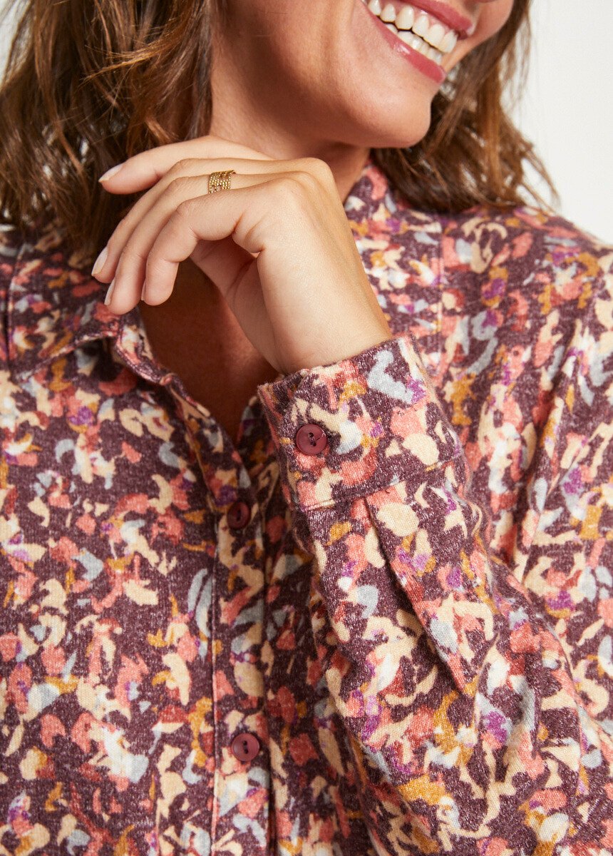 Printed_warm_knit_blouse_Burgundy_background_DE2_slim