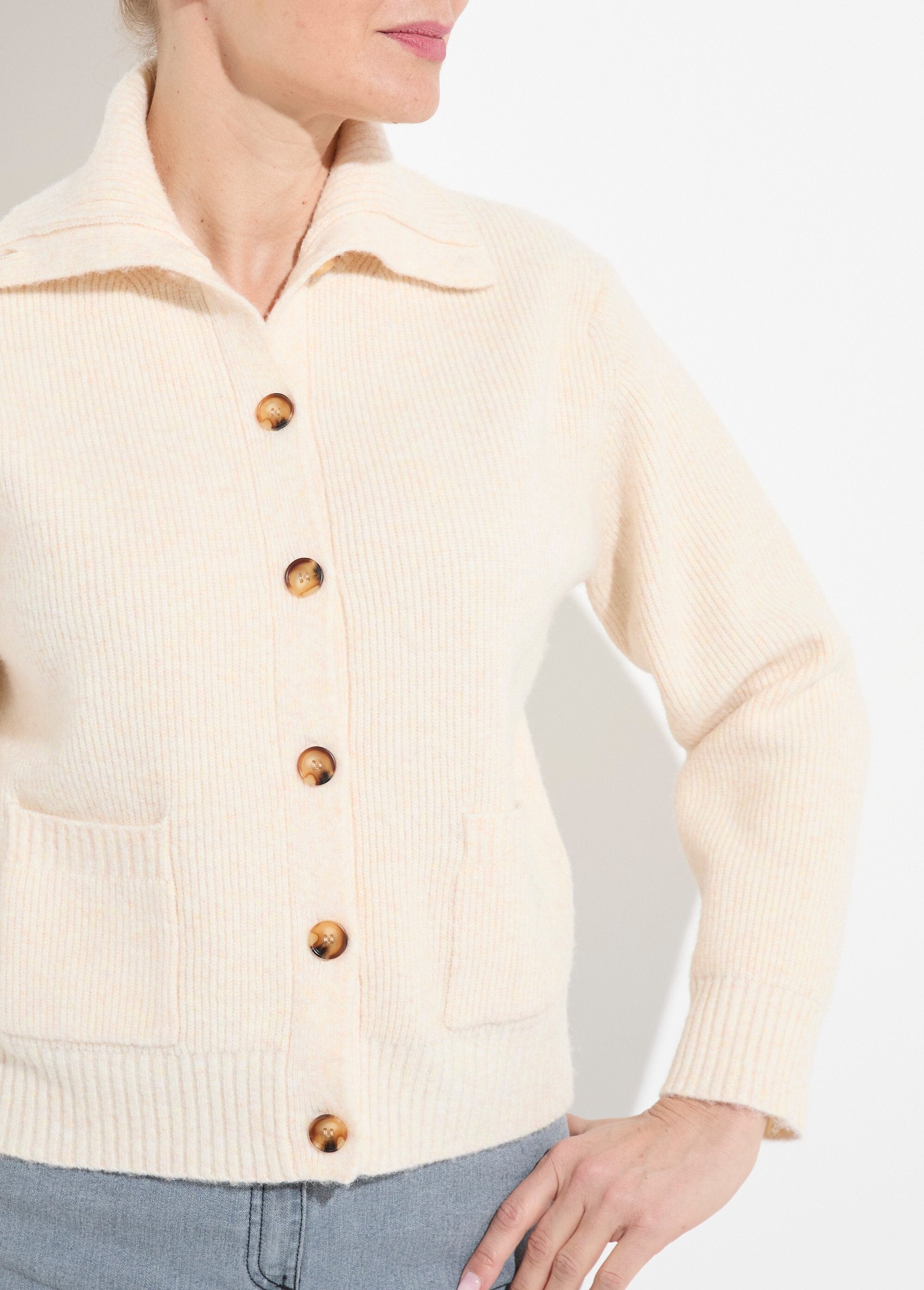 Warm_ribbed_button-down_cardigan_with_wool_and_recycled_fibers_Ivory_DE1_slim