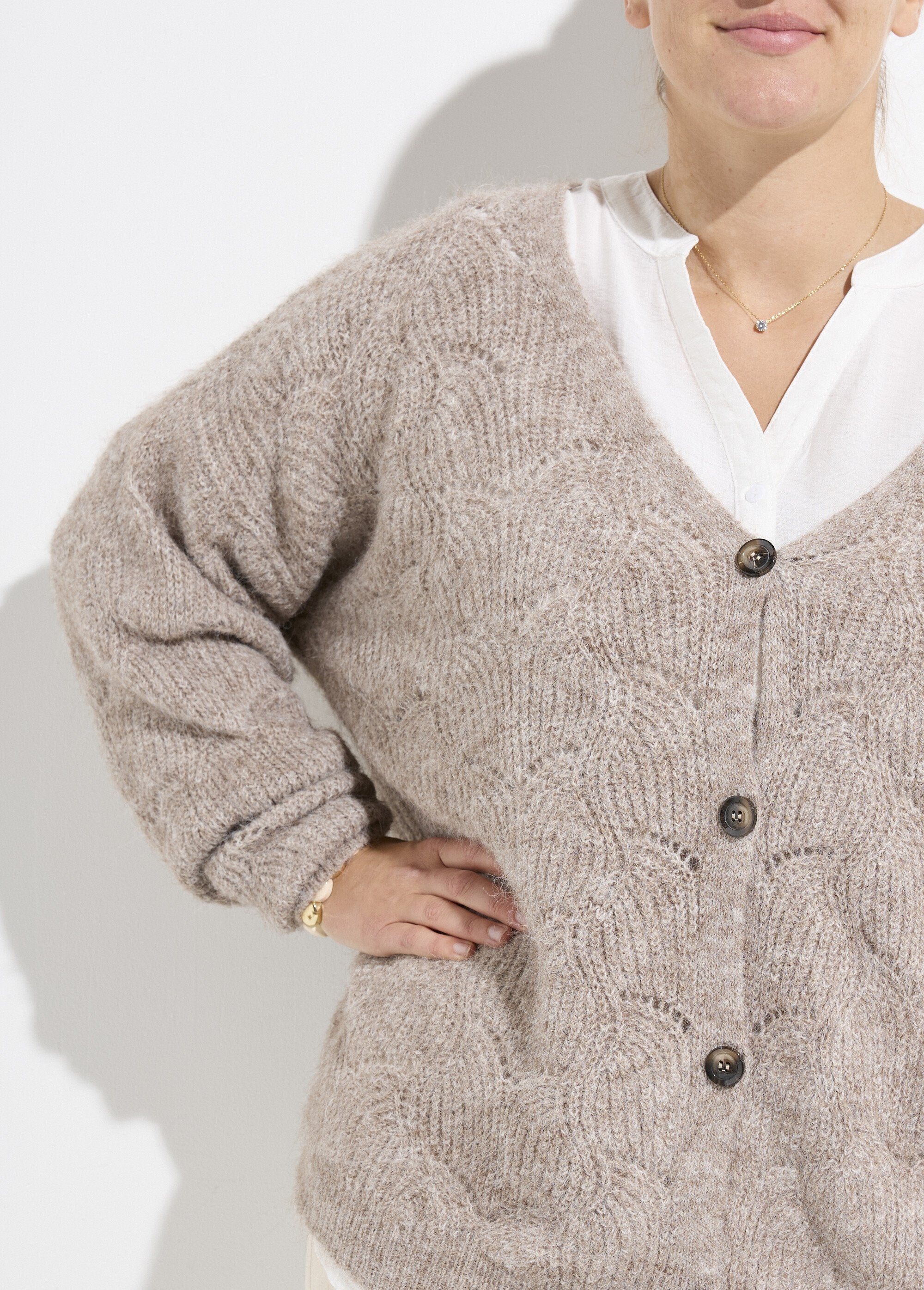 Warm,_fluffy_knit_vest_with_wool_Beige_DE1_curvy