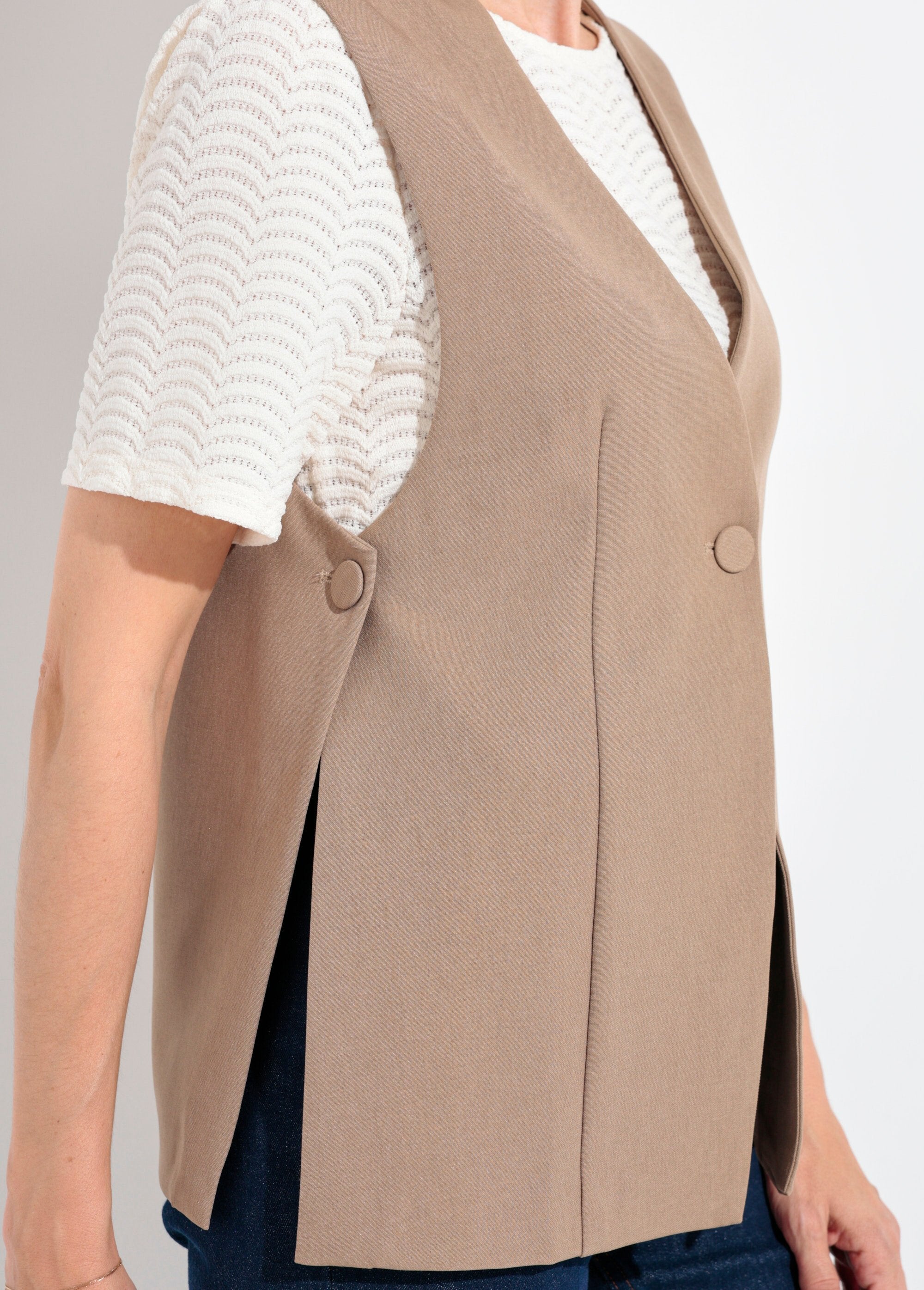 Sleeveless_suit_vest_with_side_buttons_Beige_DE2_slim