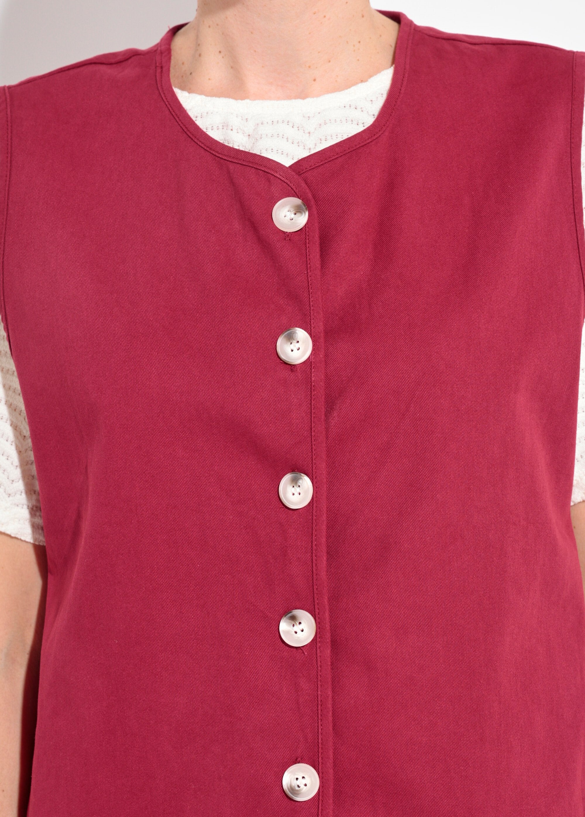 Sleeveless_round-neck_twill_vest_Bordeaux_DE1_slim