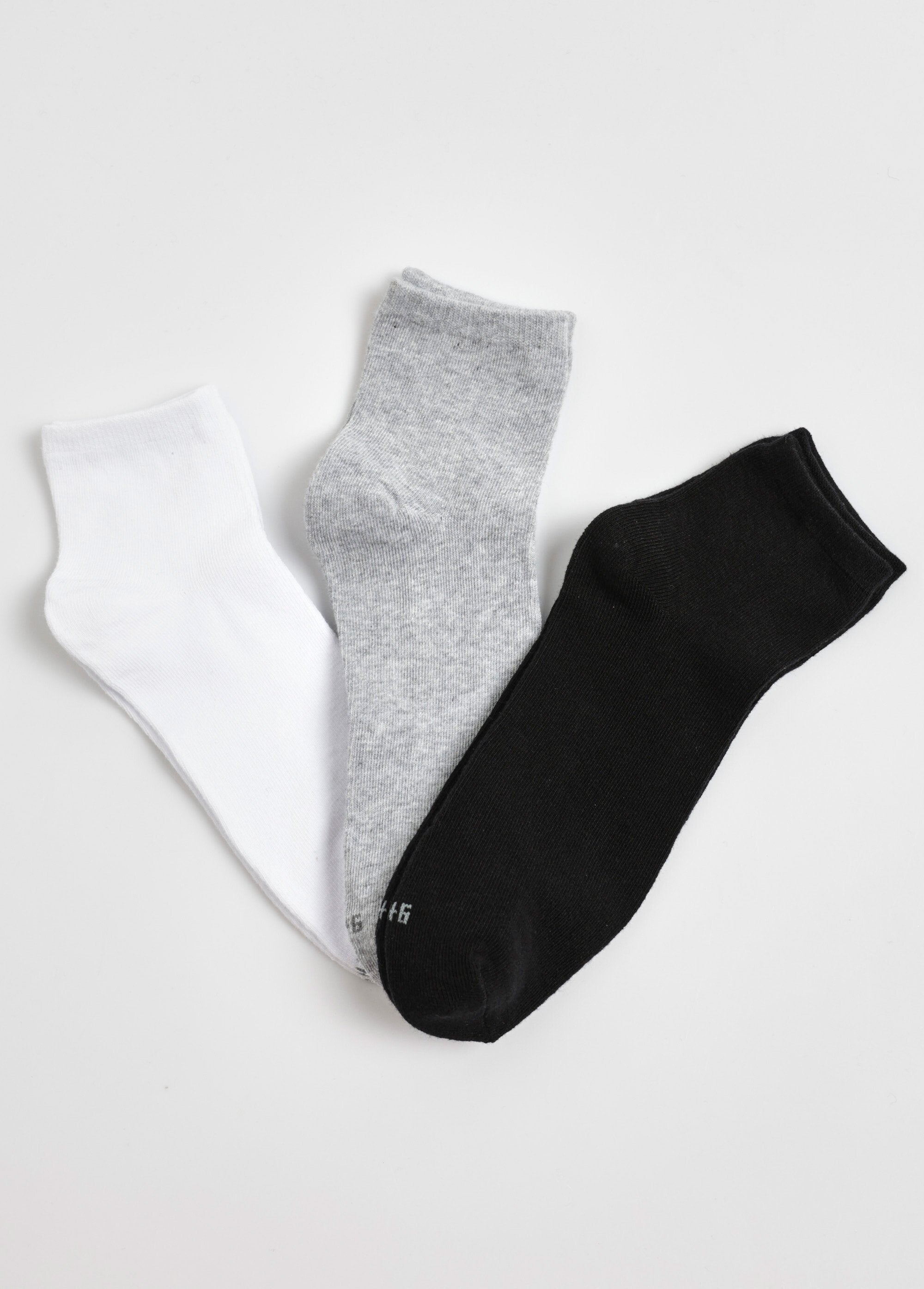 Pack_of_3_assorted_essential_socks_White_and_black_and_gray_FA1_slim