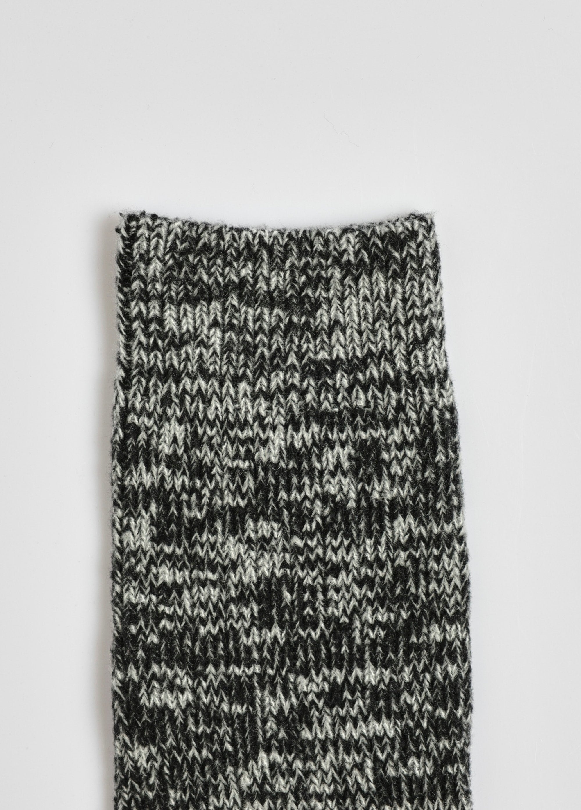 Pair_of_warm_and_soft_socks_Gray_DE2_slim