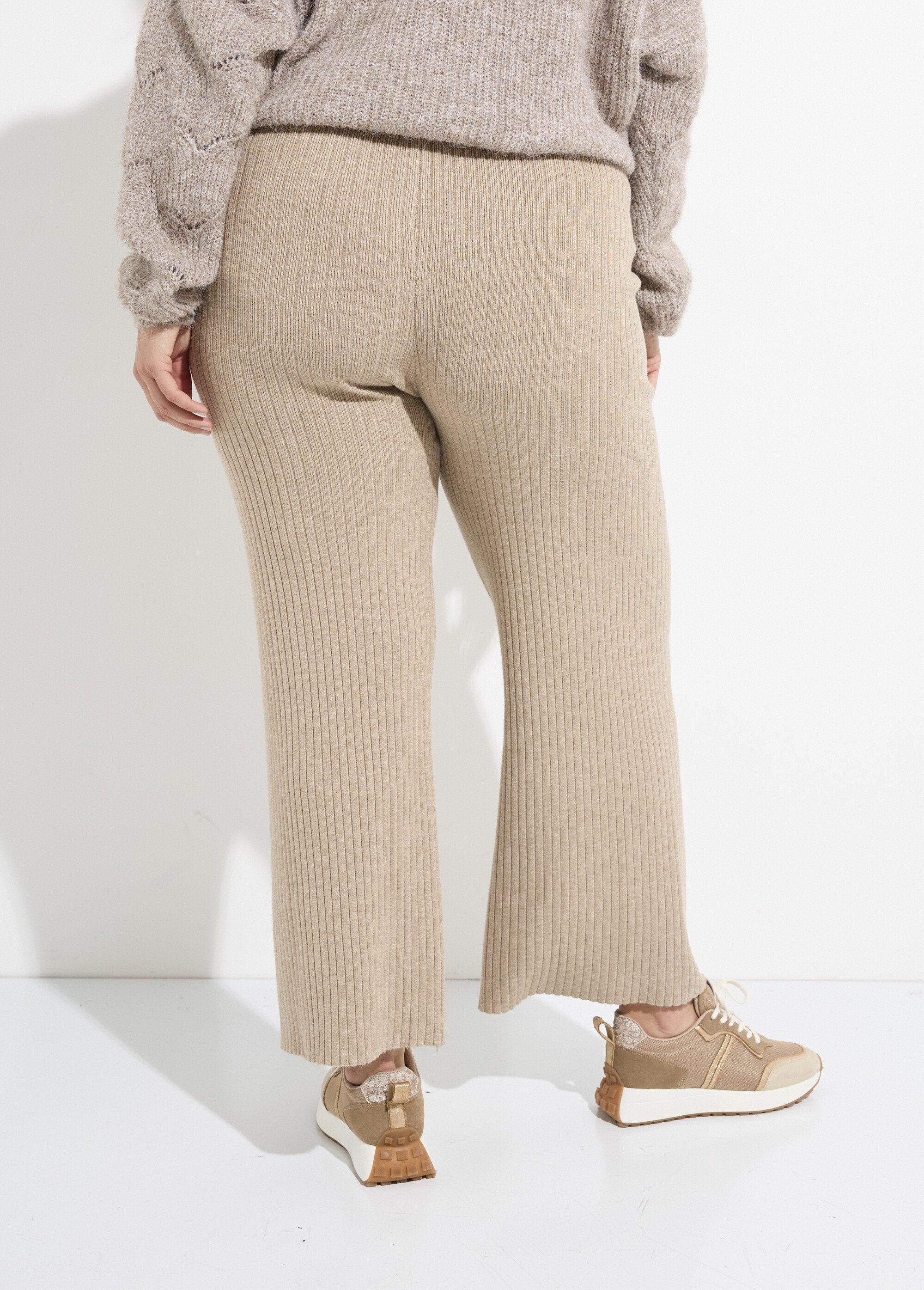 Comfortable_knit_pants,_wide_cut_Beige_DO1_curvy