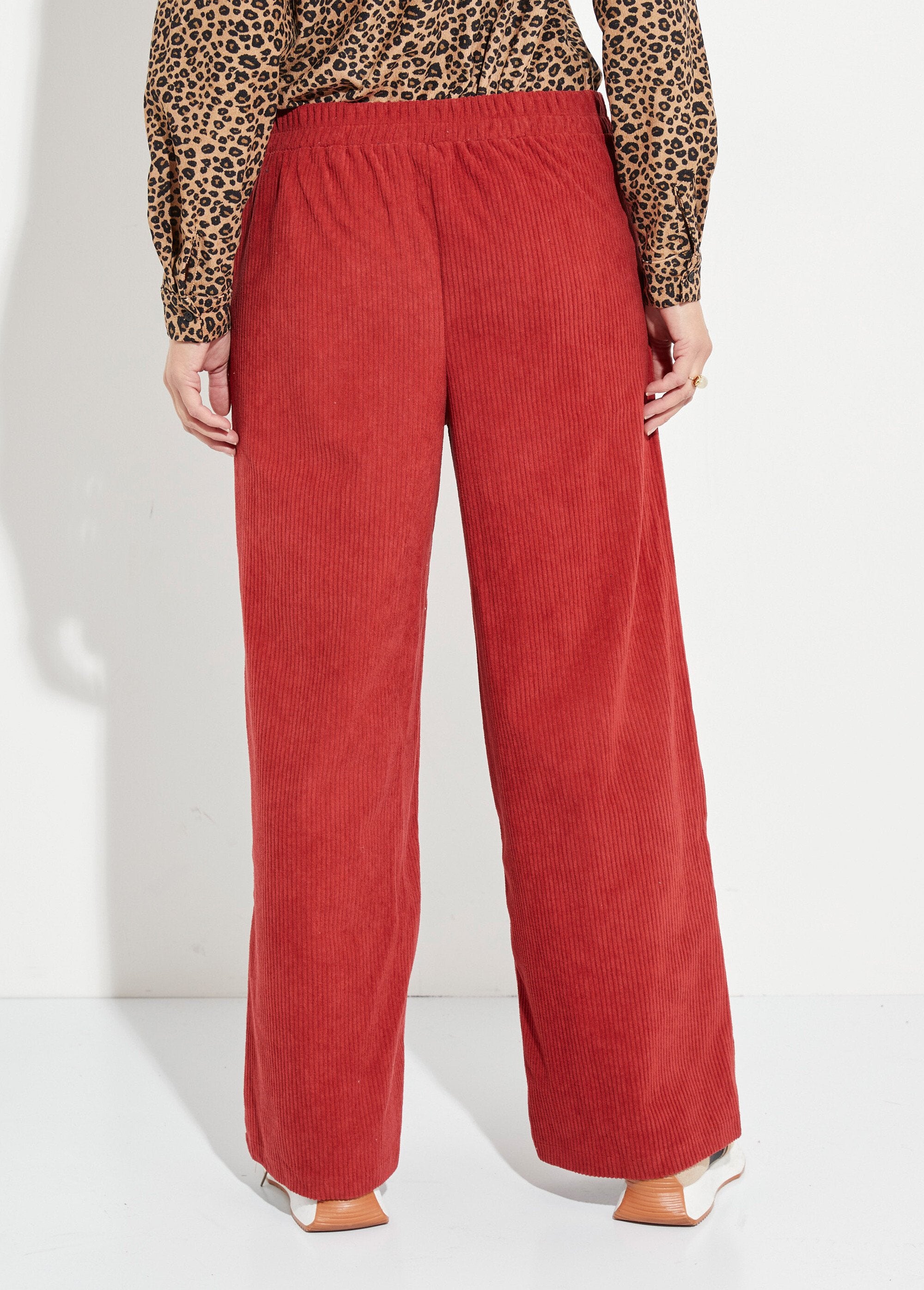 Wide-leg_trousers,_wide-wale_corduroy_Brick_DO1_slim