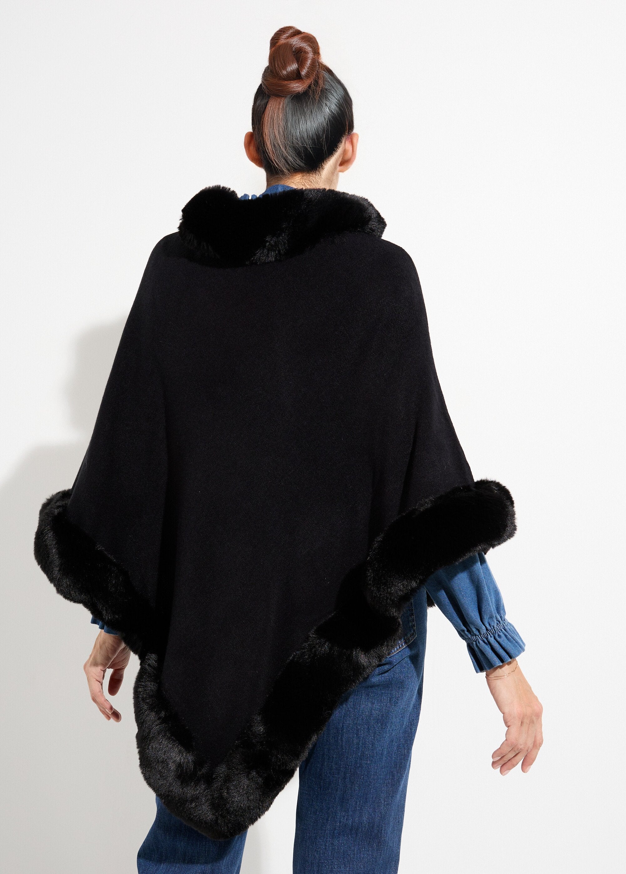 Cape_sweater,_tone-on-tone_fur_trim_Black_DO1_slim