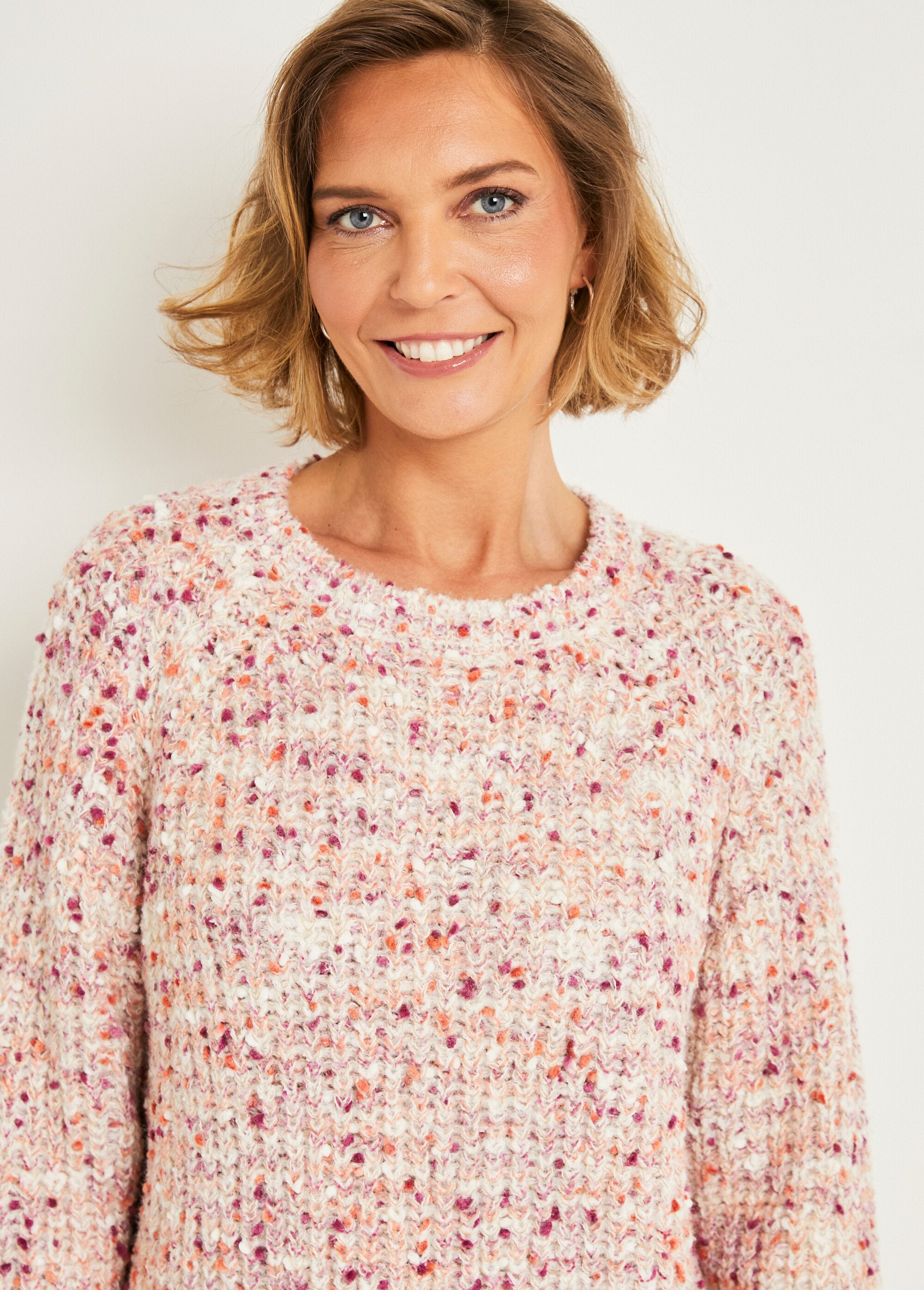 Warm_round_neck_sweater_with_fancy_pearl_knit_Beige_DE1_slim