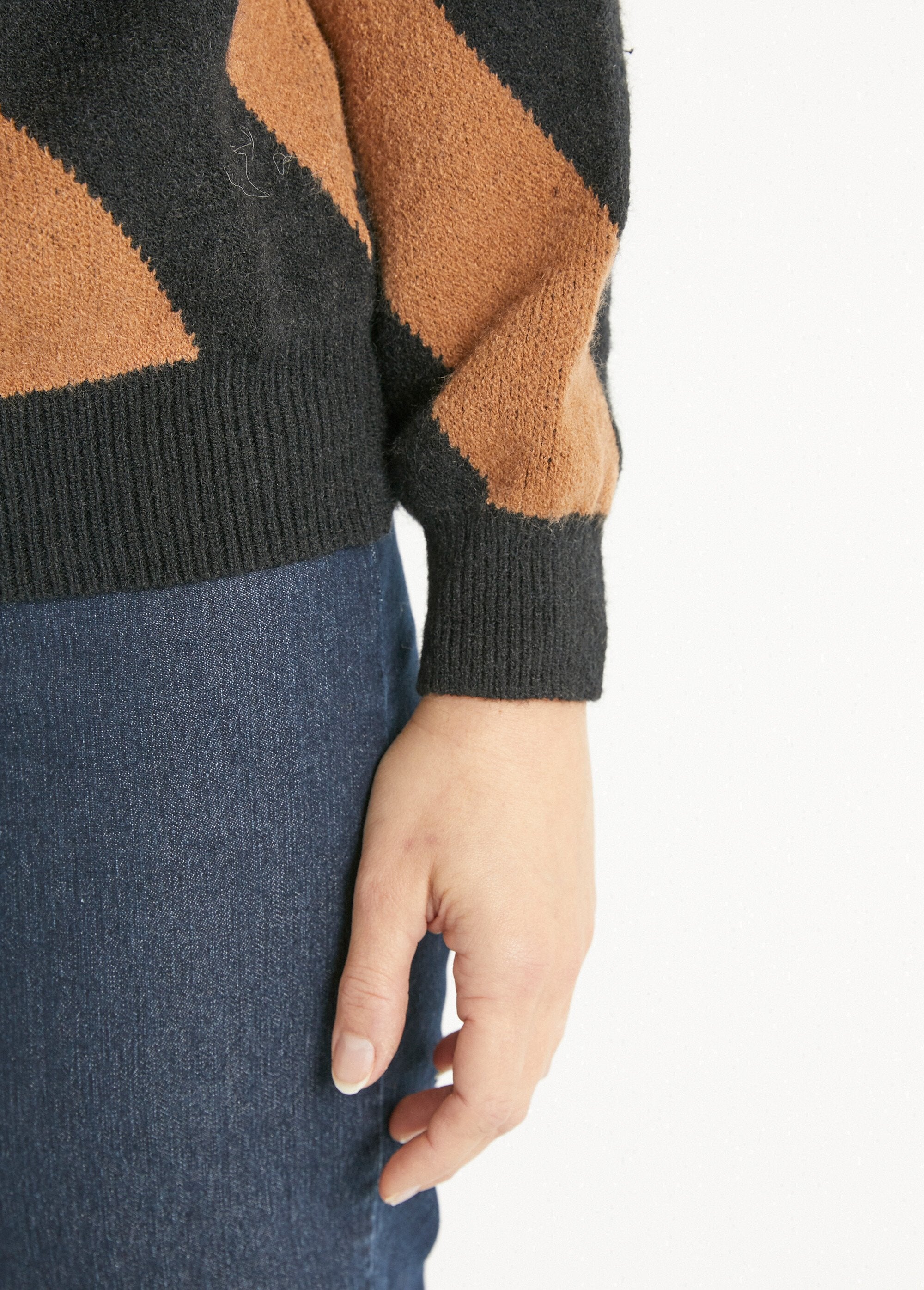 Warm_round_neck_sweater_with_line_pattern_Camel_and_black_DE2_slim