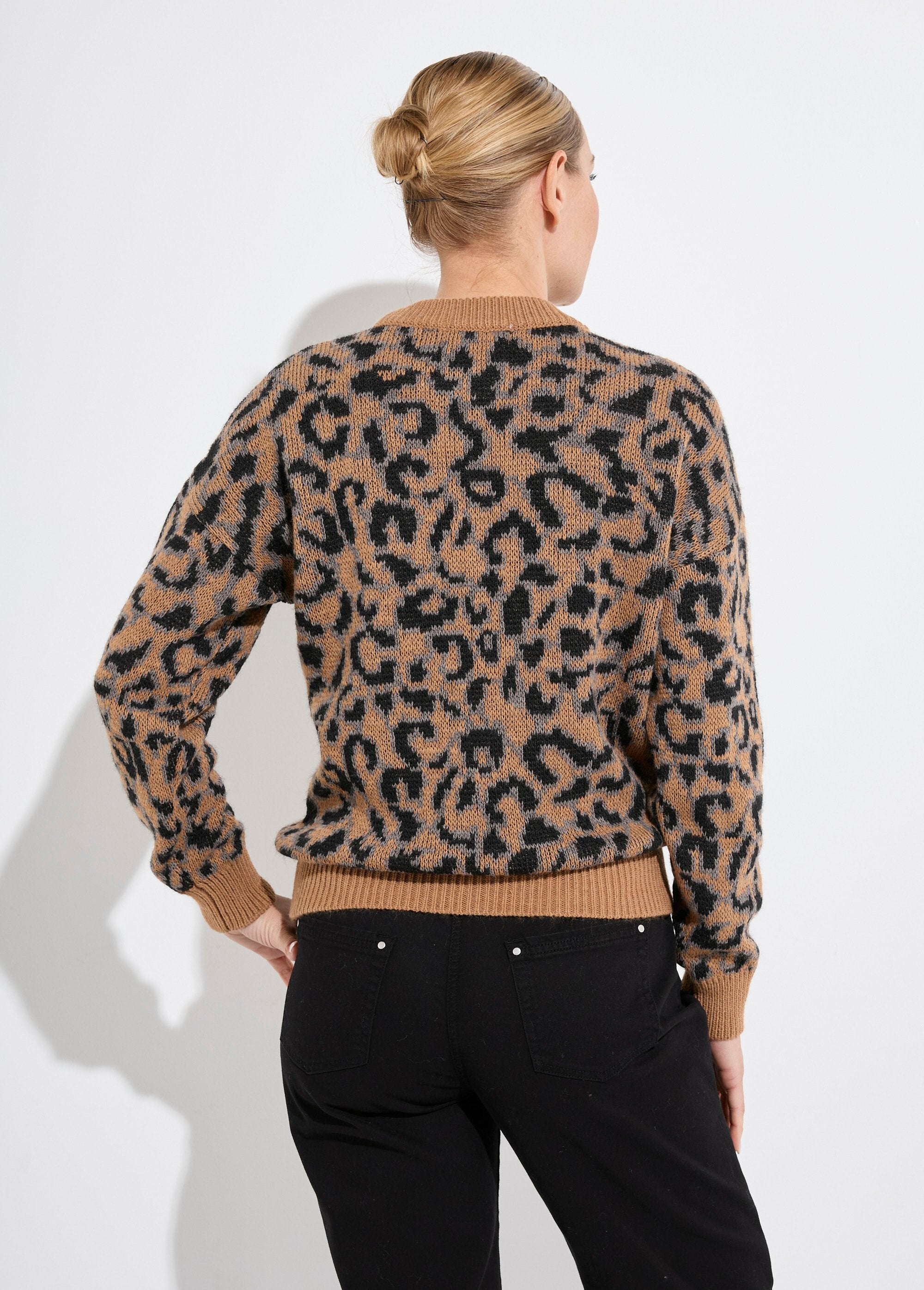 Leopard_print_sweater_with_high_neck_and_long_sleeves_Camel_and_black_DO1_slim