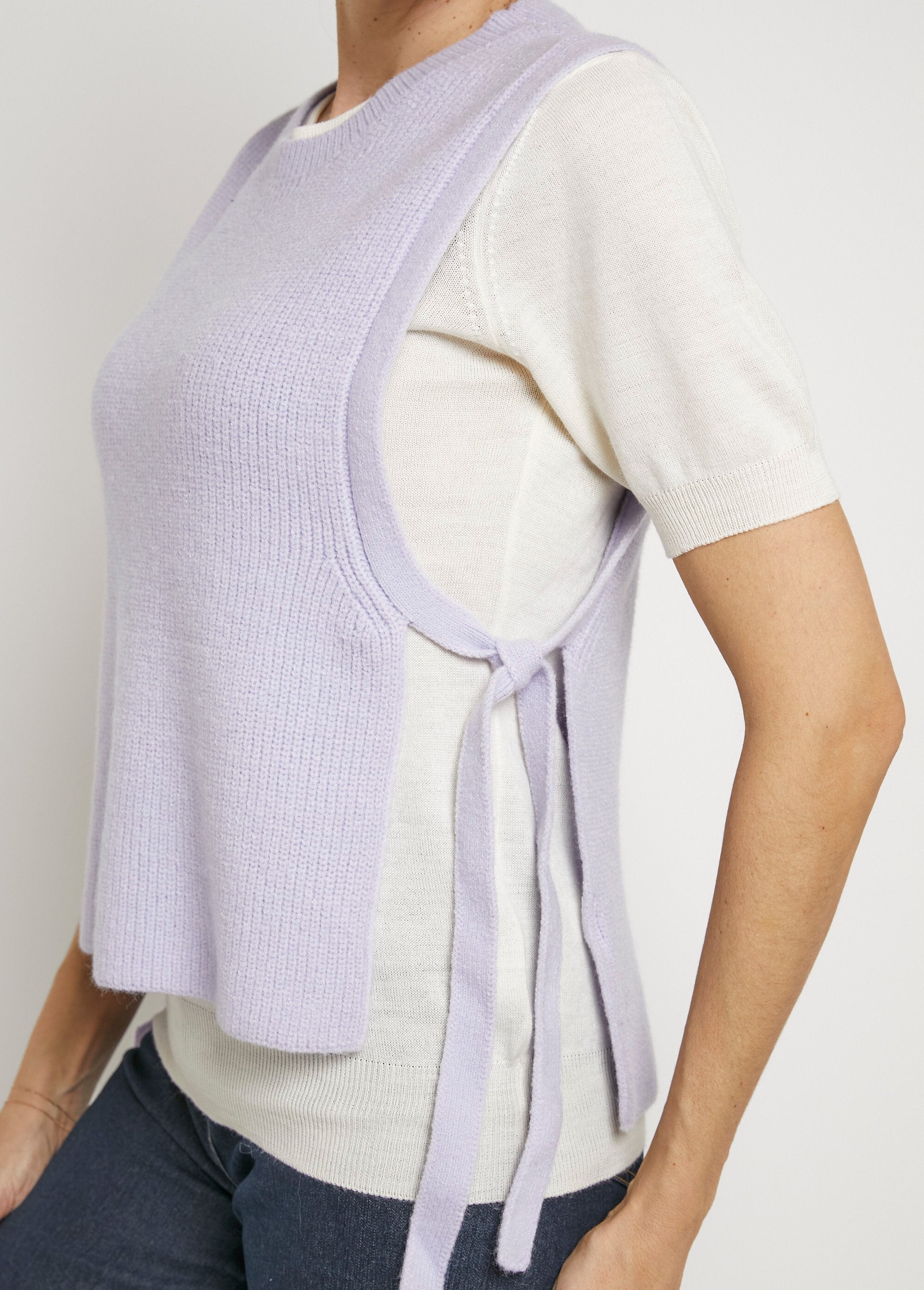 Sleeveless_sweater_with_side_tie_Light_purple_DE2_slim
