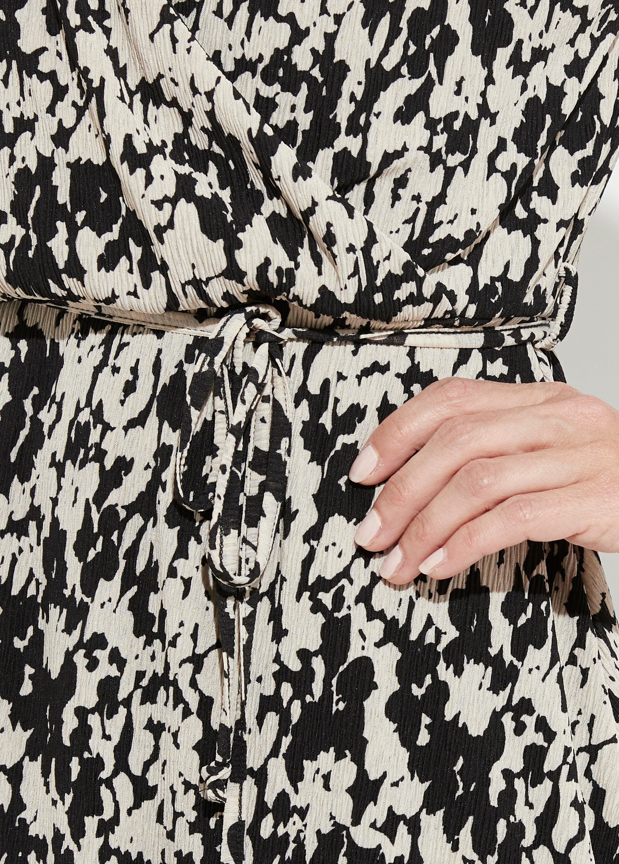 Short_wrap_dress_with_tachiste_print_Black_and_ecru_DE3_slim