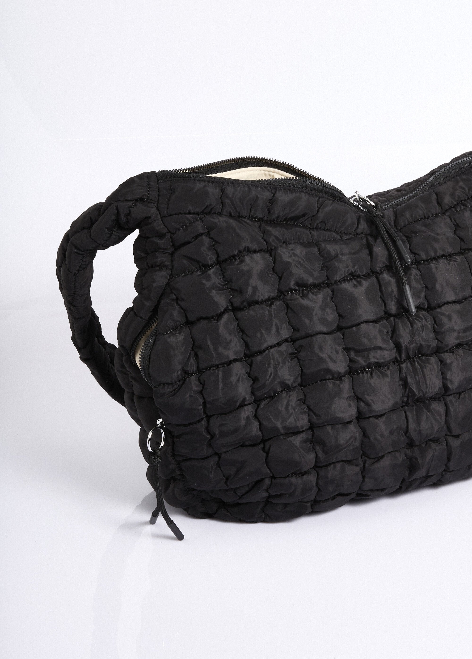 Quilted_zipped_shoulder_bag_Black_DE1_slim