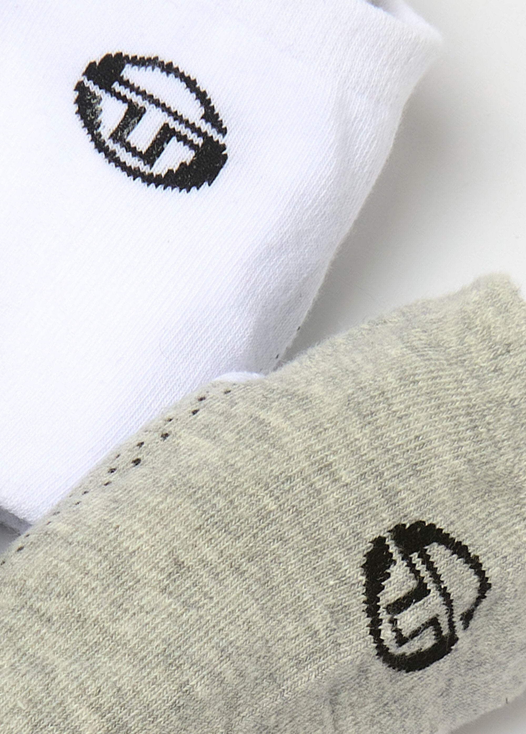 Pack_of_3_assorted_logo_socks_Gray_and_black_and_white_DE2_slim