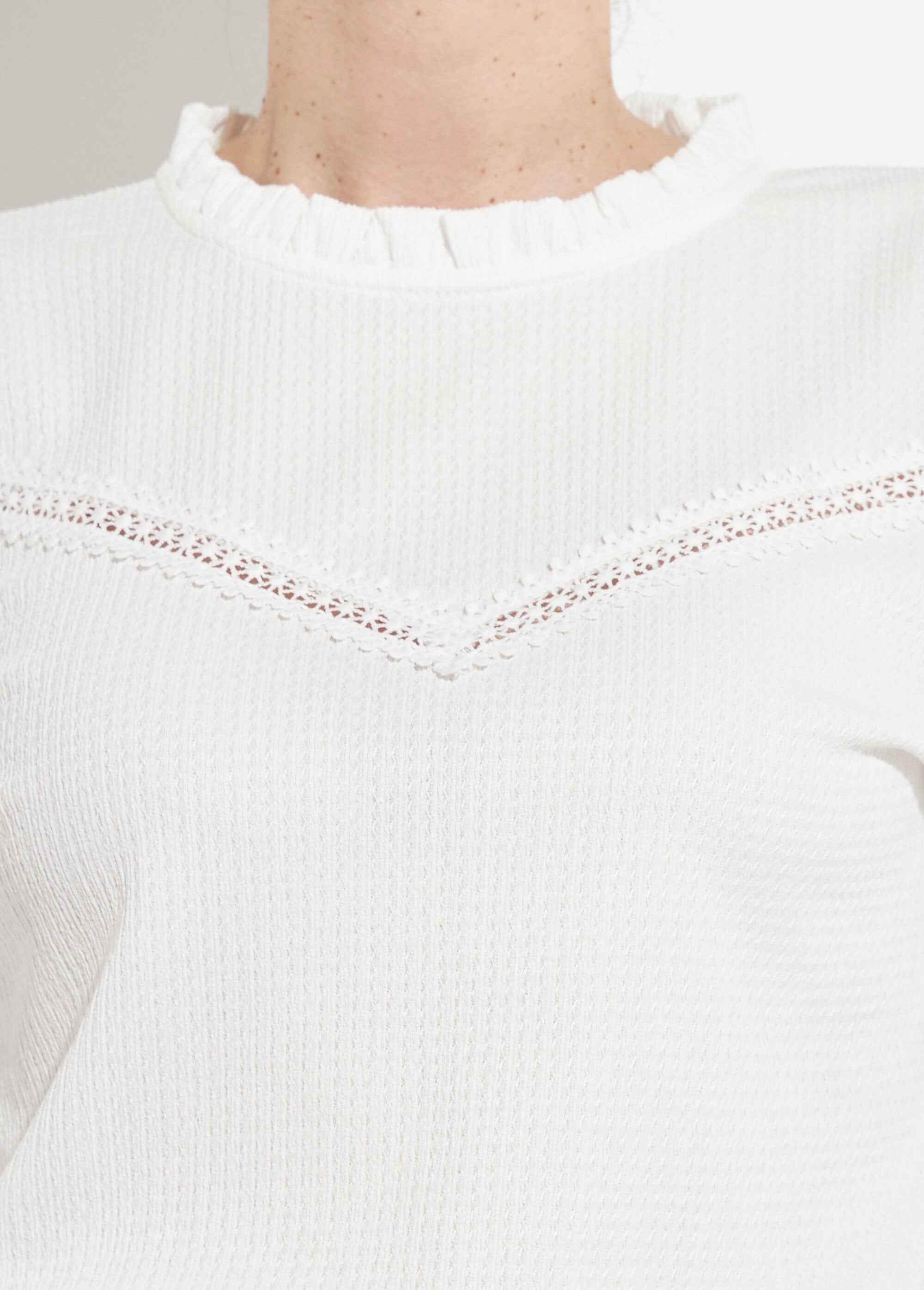 White_T-shirt_with_ruffled_collar_and_waffle_knit_White_DE2_slim