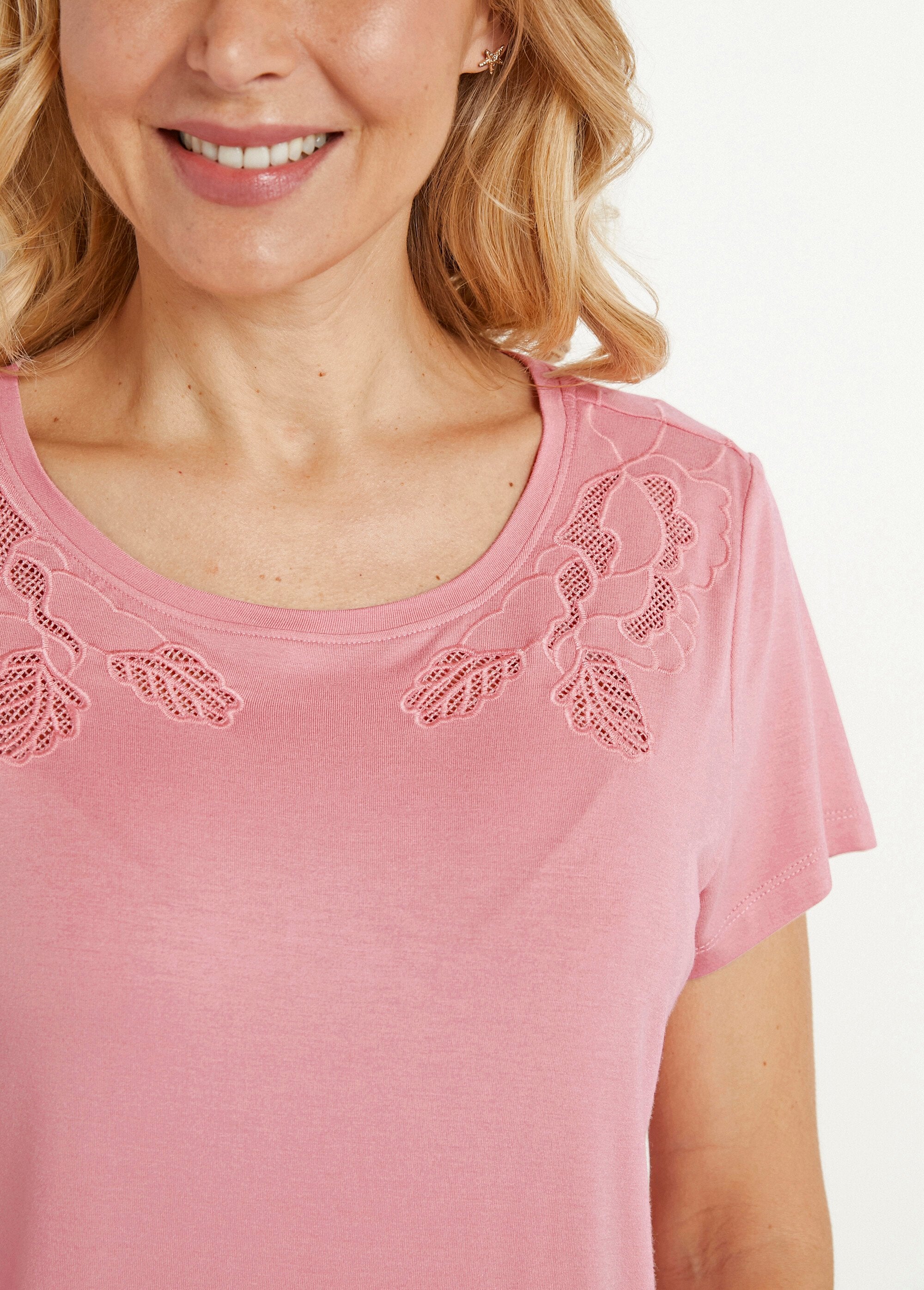 Openwork_embroidered_cotton_round_neck_T-shirt_Pink_DE1_slim