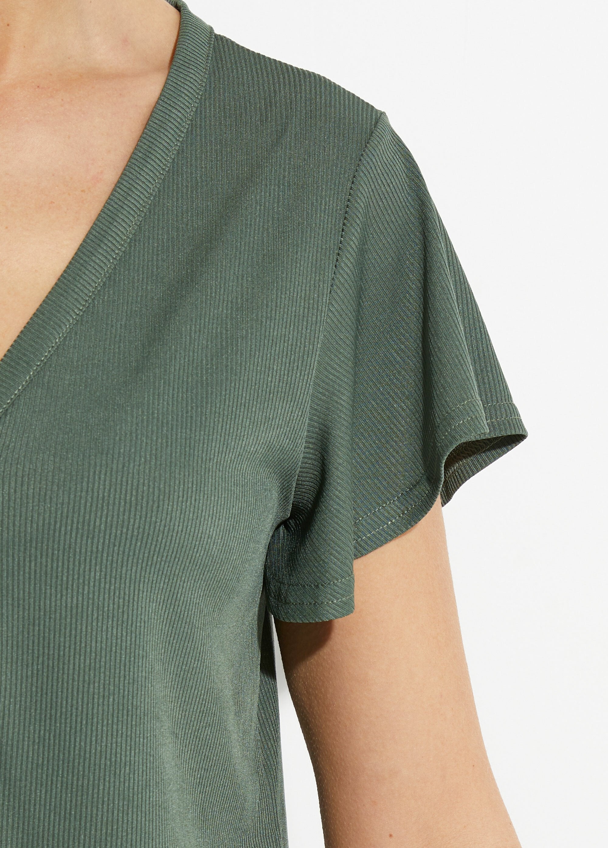 Ribbed_jersey_V-neck_T-shirt,_Essential_Khaki_DE2_slim