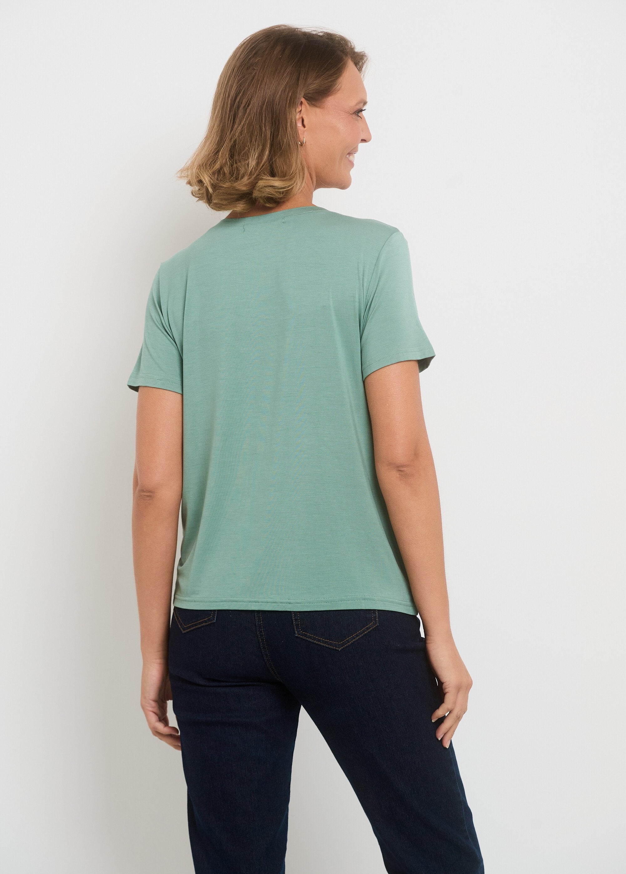 Short-sleeved_V-neck_fluid_t-shirt_Light_green_DO1_slim