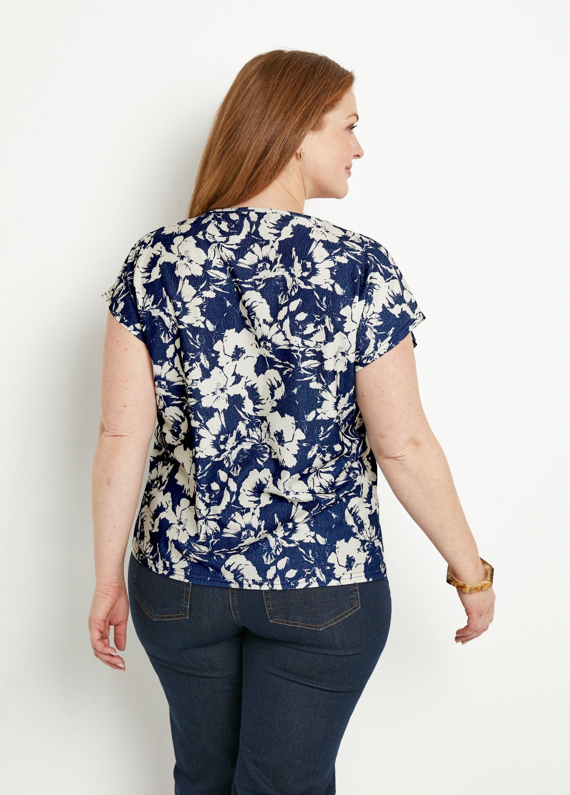 Plain_or_floral_print_short-sleeved_T-shirt_Navy_and_beige_DO1_curvy