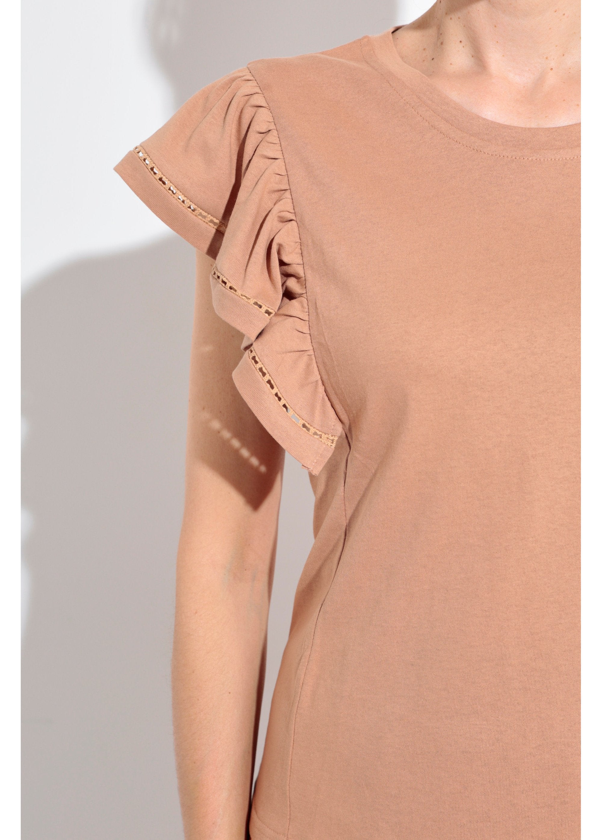 Openwork_ruffled_short-sleeved_T-shirt_camel_DE1_slim