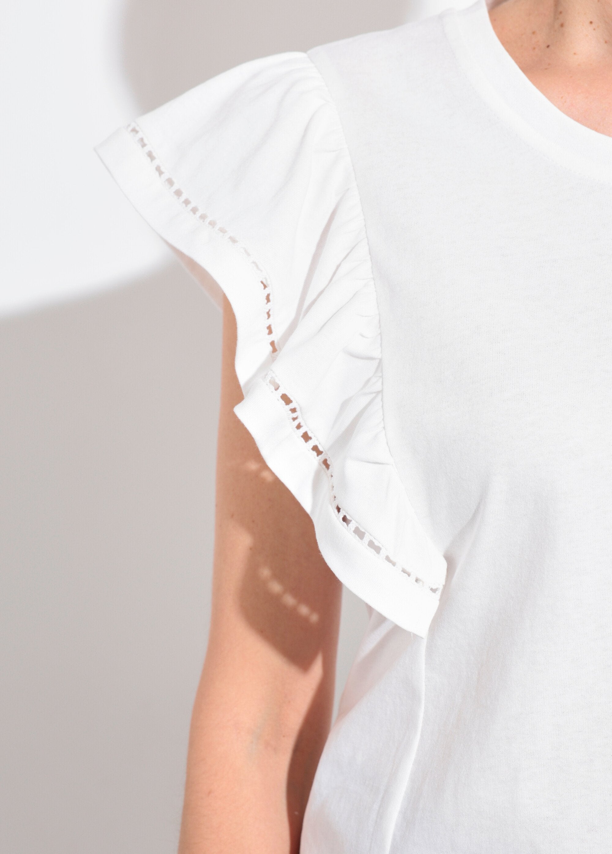 T-shirt_with_short_sleeves_and_openwork_ruffles_White_DE2_slim