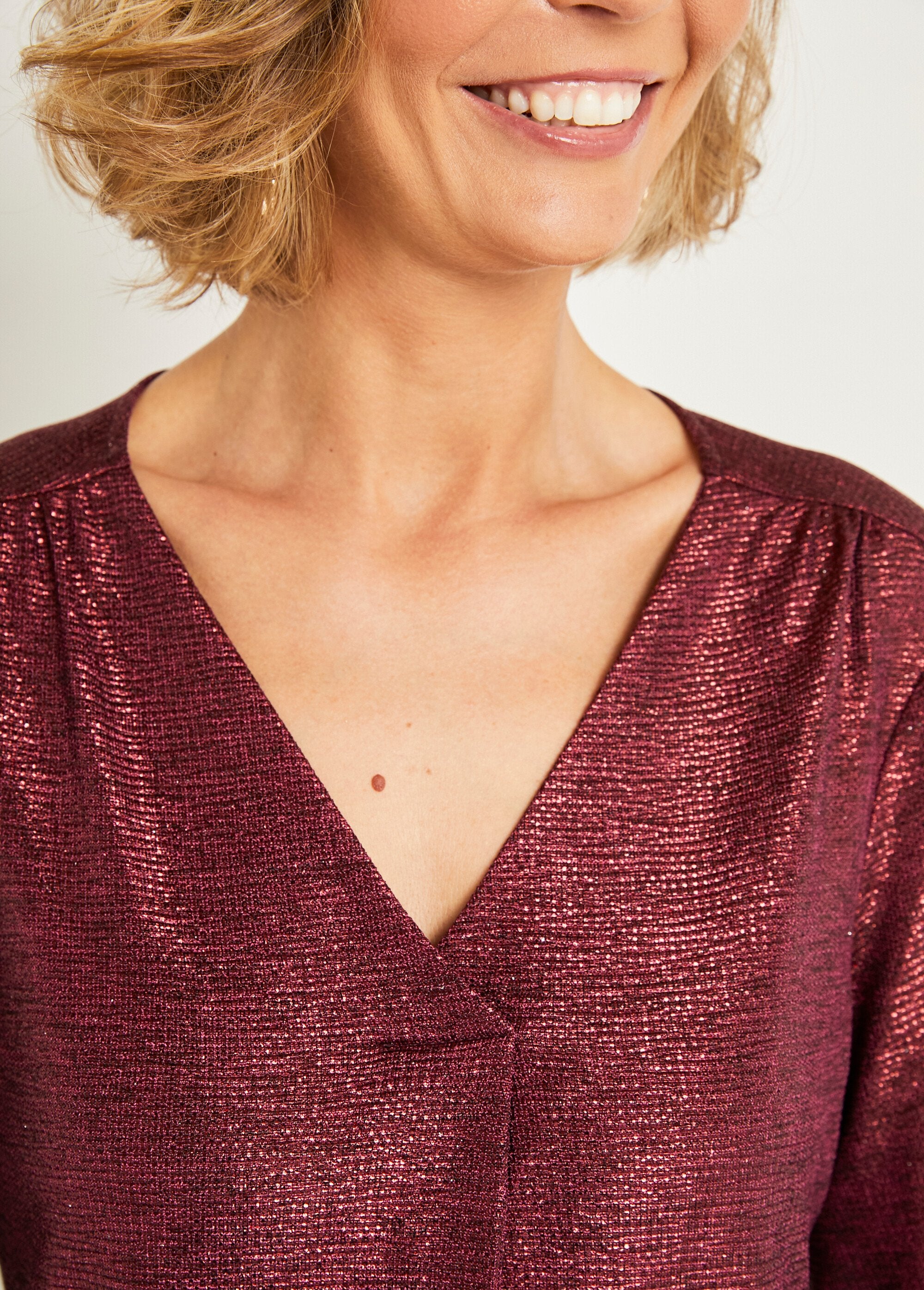 Mid-length_loose_shiny_knit_V-neck_t-shirt_Raspberry_DE2_slim