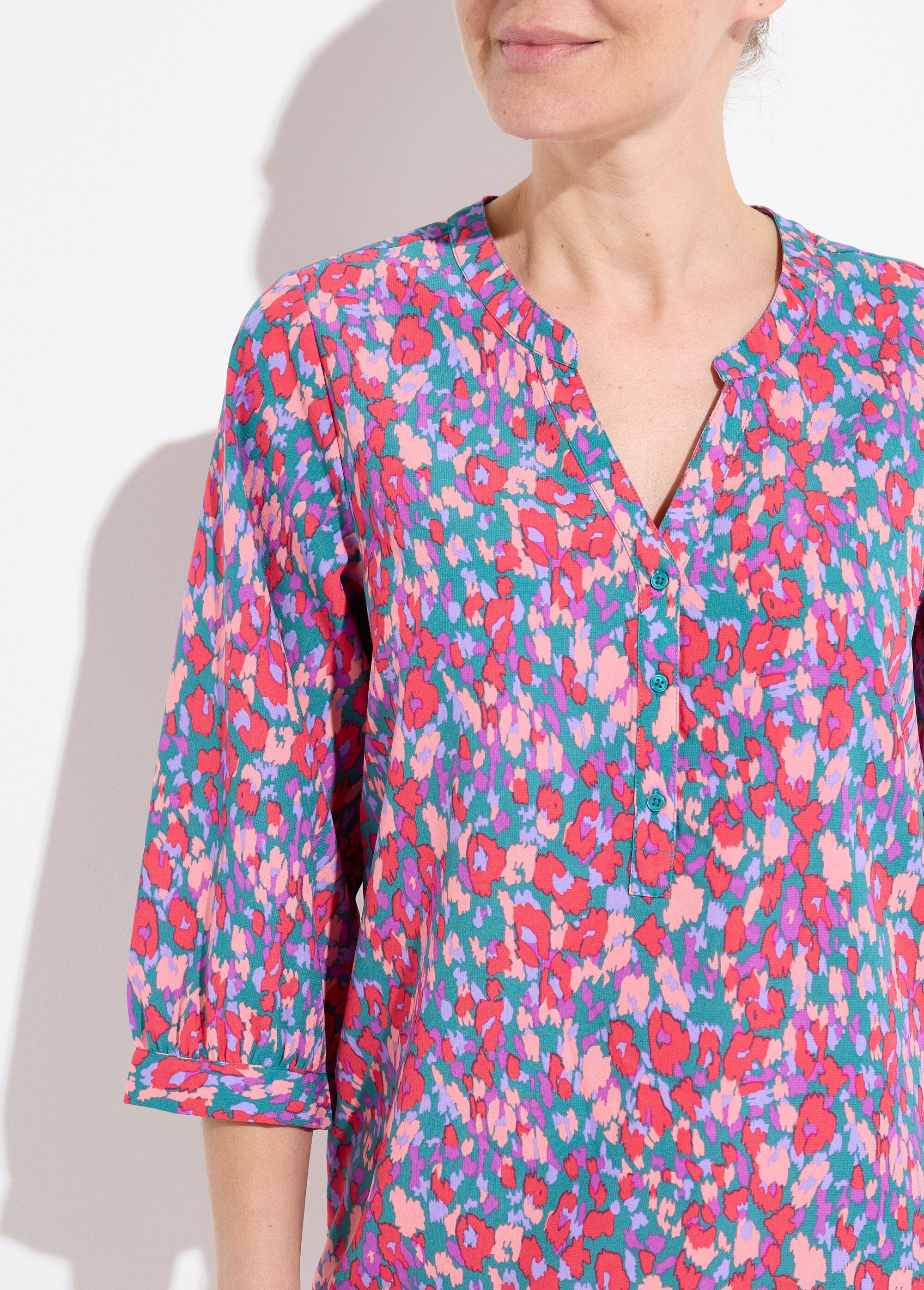 Loose-fitting_button-down_tunic_with_3/4-length_sleeves_Green_and_pink_DE1_slim