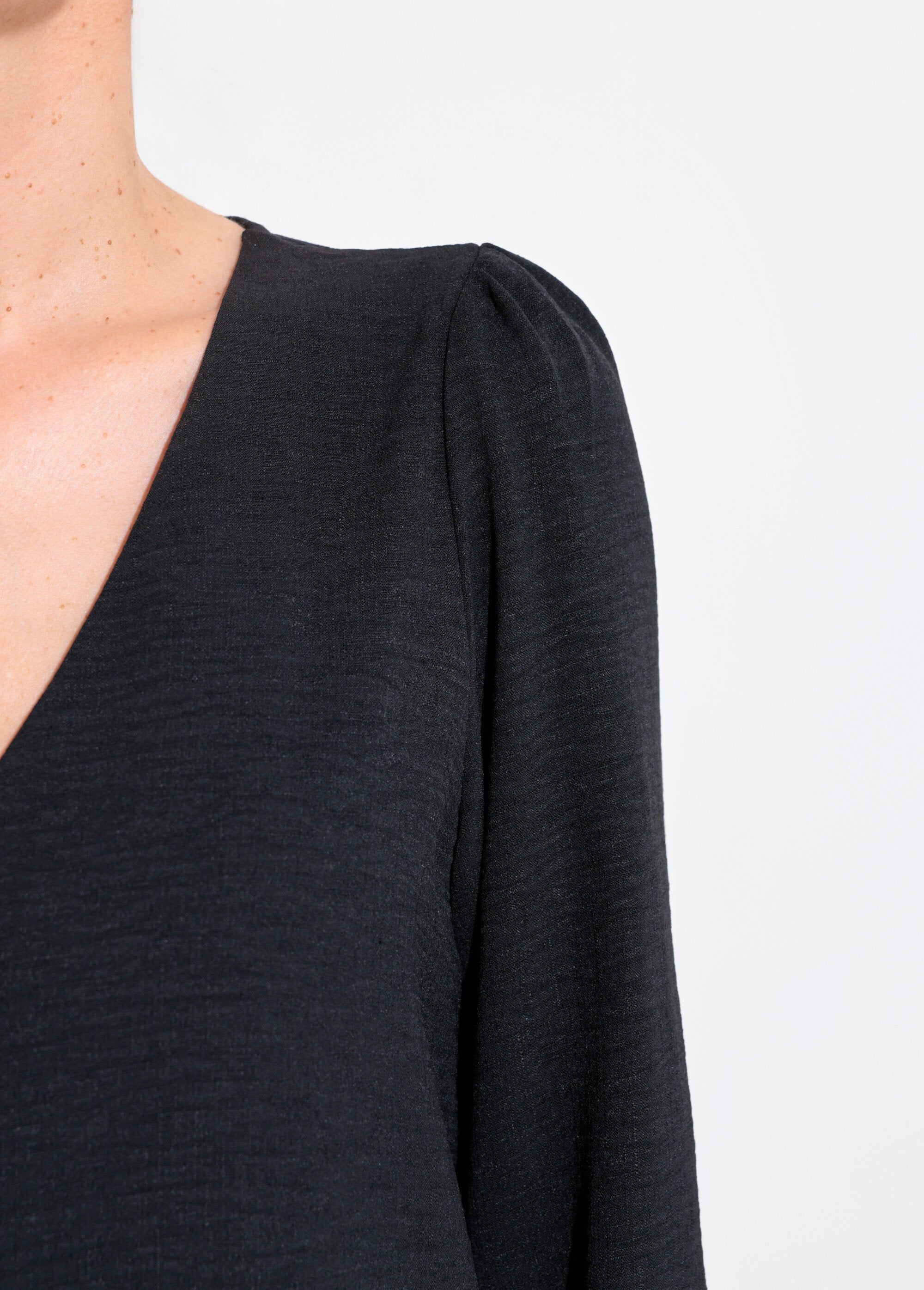 Buttoned,_embossed_tunic_with_V-neck_Black_DE2_slim