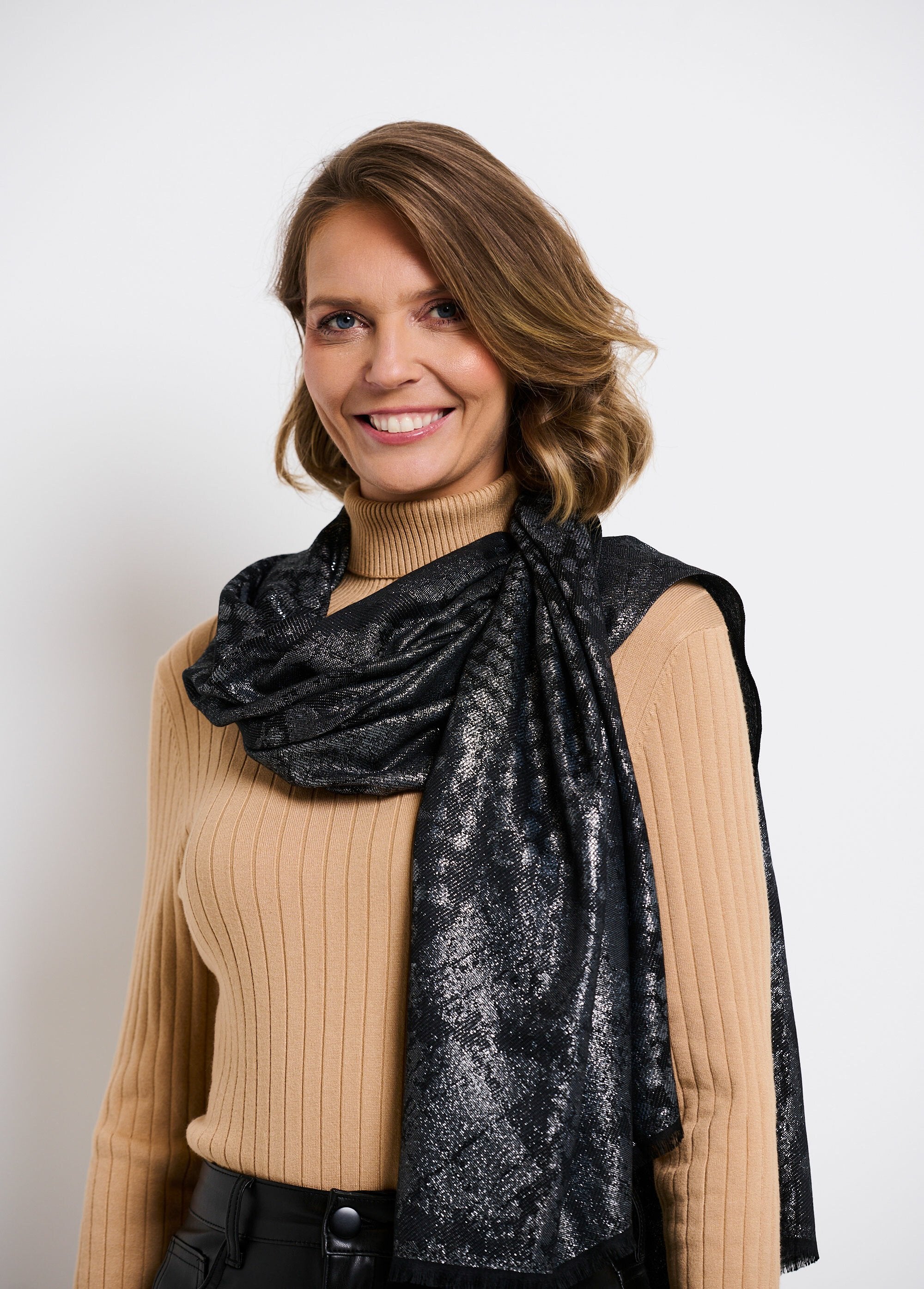 Fine_scarf_with_metallic_animal_pattern_Black_FA1_slim