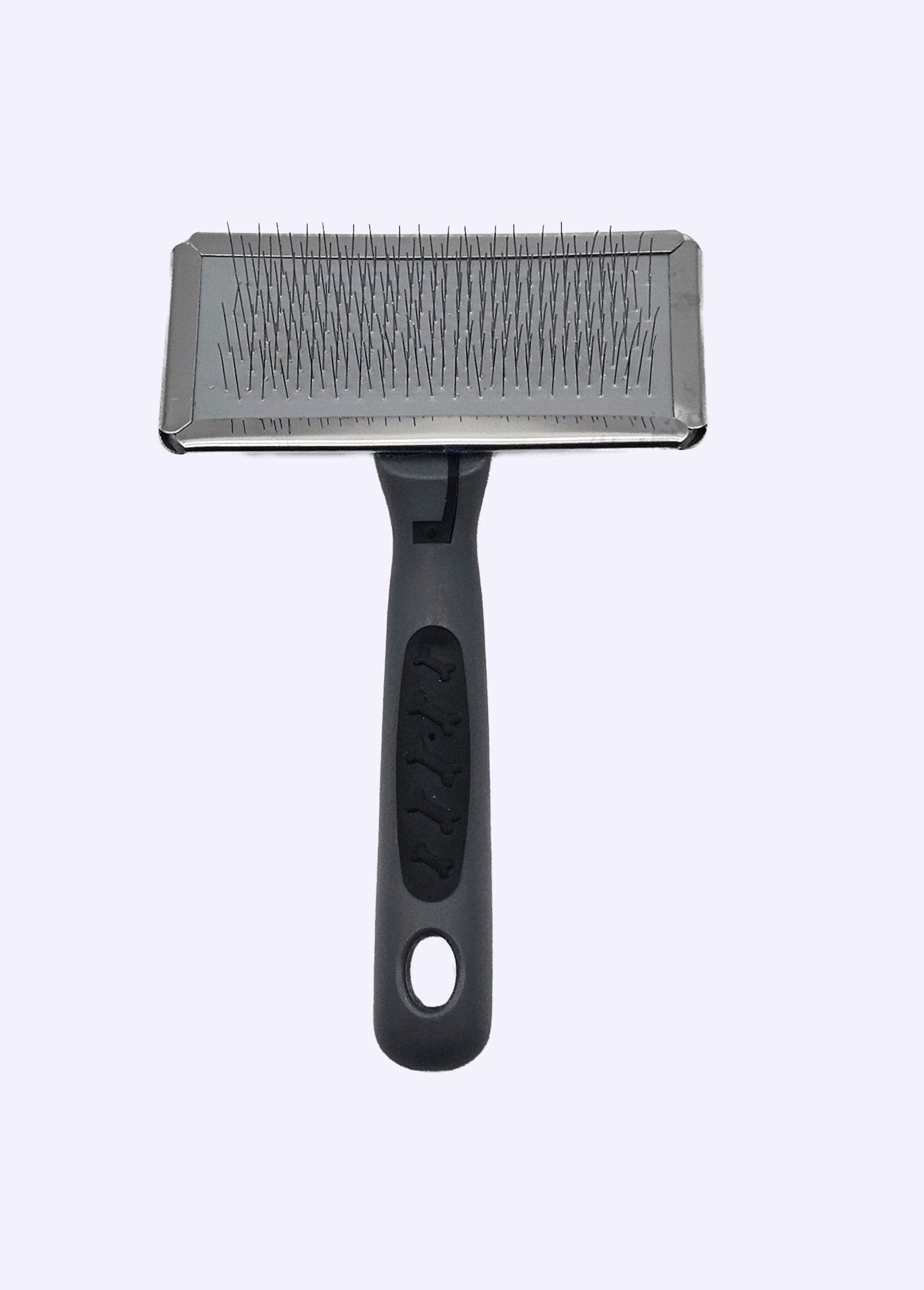 Metal_carding_brush_for_animals_Gray_FA1_slim
