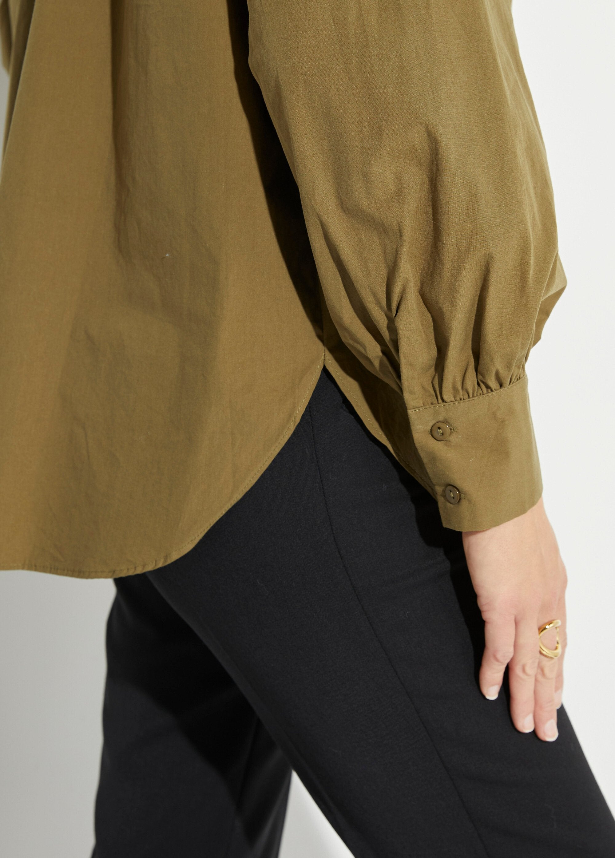 Blouse_with_a_pleated_high_collar_Khaki_DE2_slim