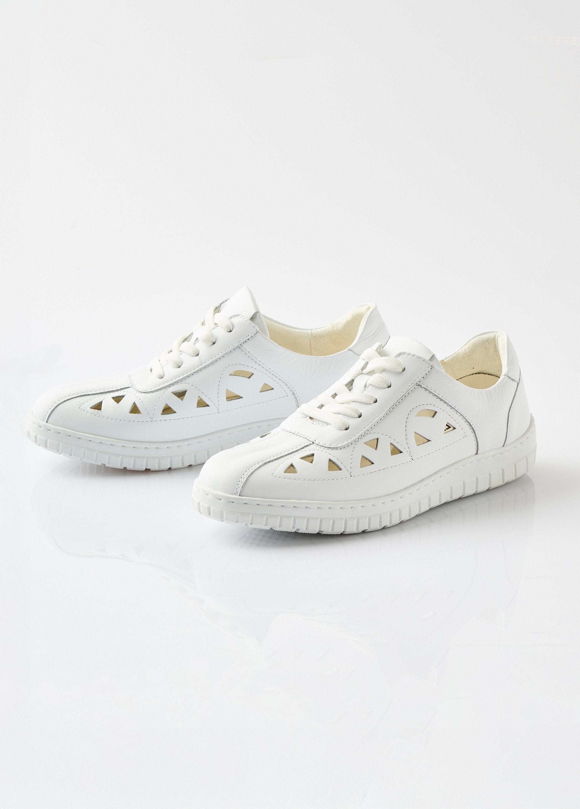 Comfort_width_perforated_leather_lace-up_derbies_White_DE1_slim