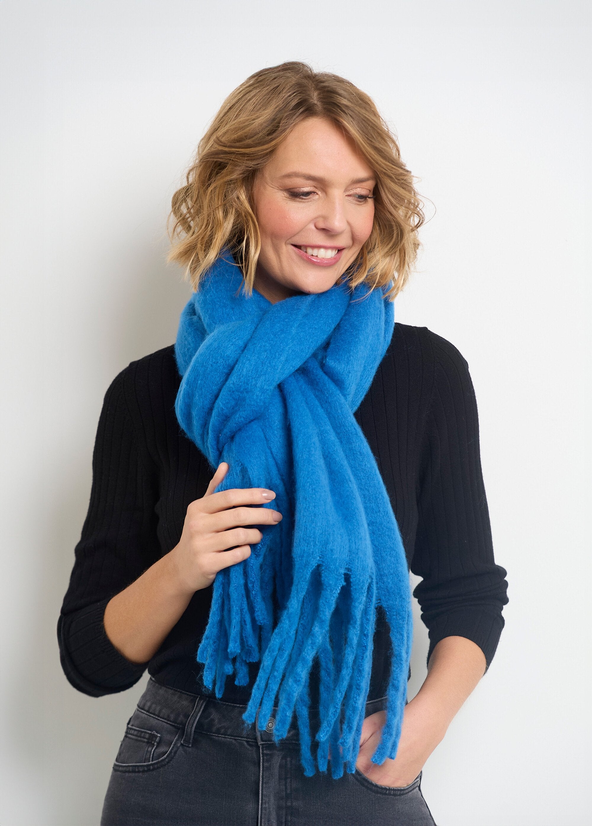 Thick_warm_plain_fluffy_scarf_Bright_blue_FA2_slim