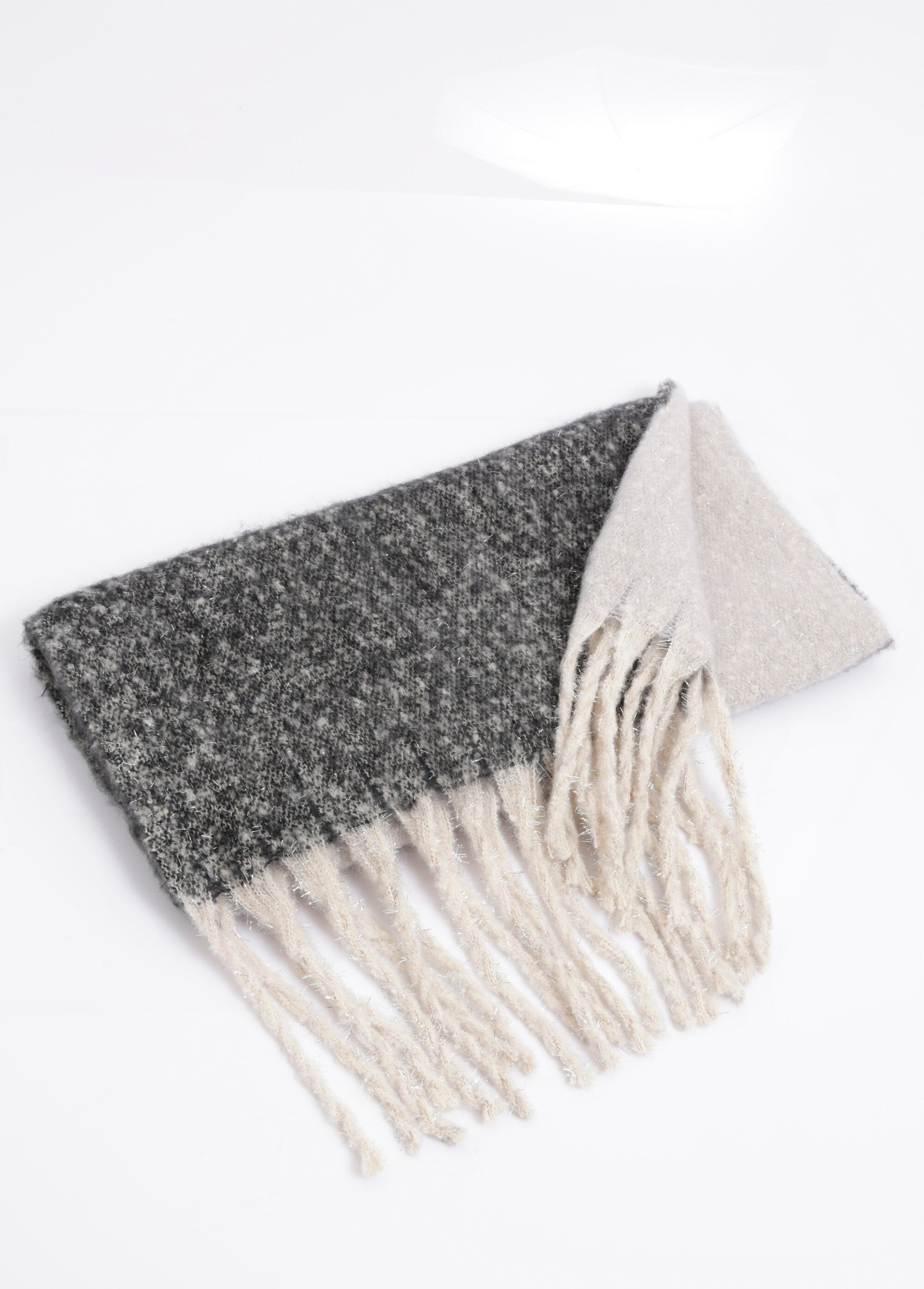 Metallic_knit_scarf_with_fringe_Black_DE1_slim