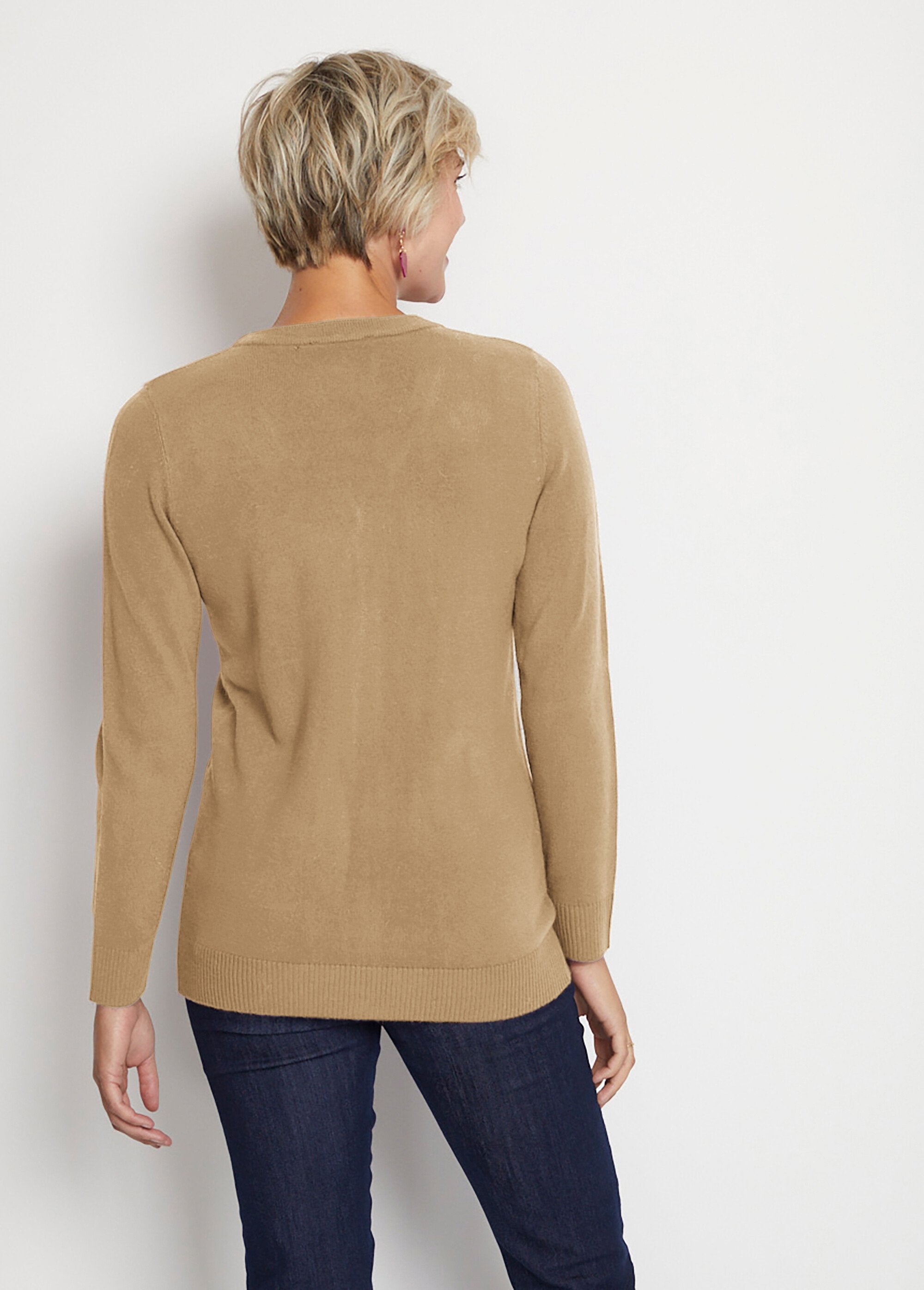 Mid-length_soft_knit_buttoned_cardigan_camel_DO1_slim