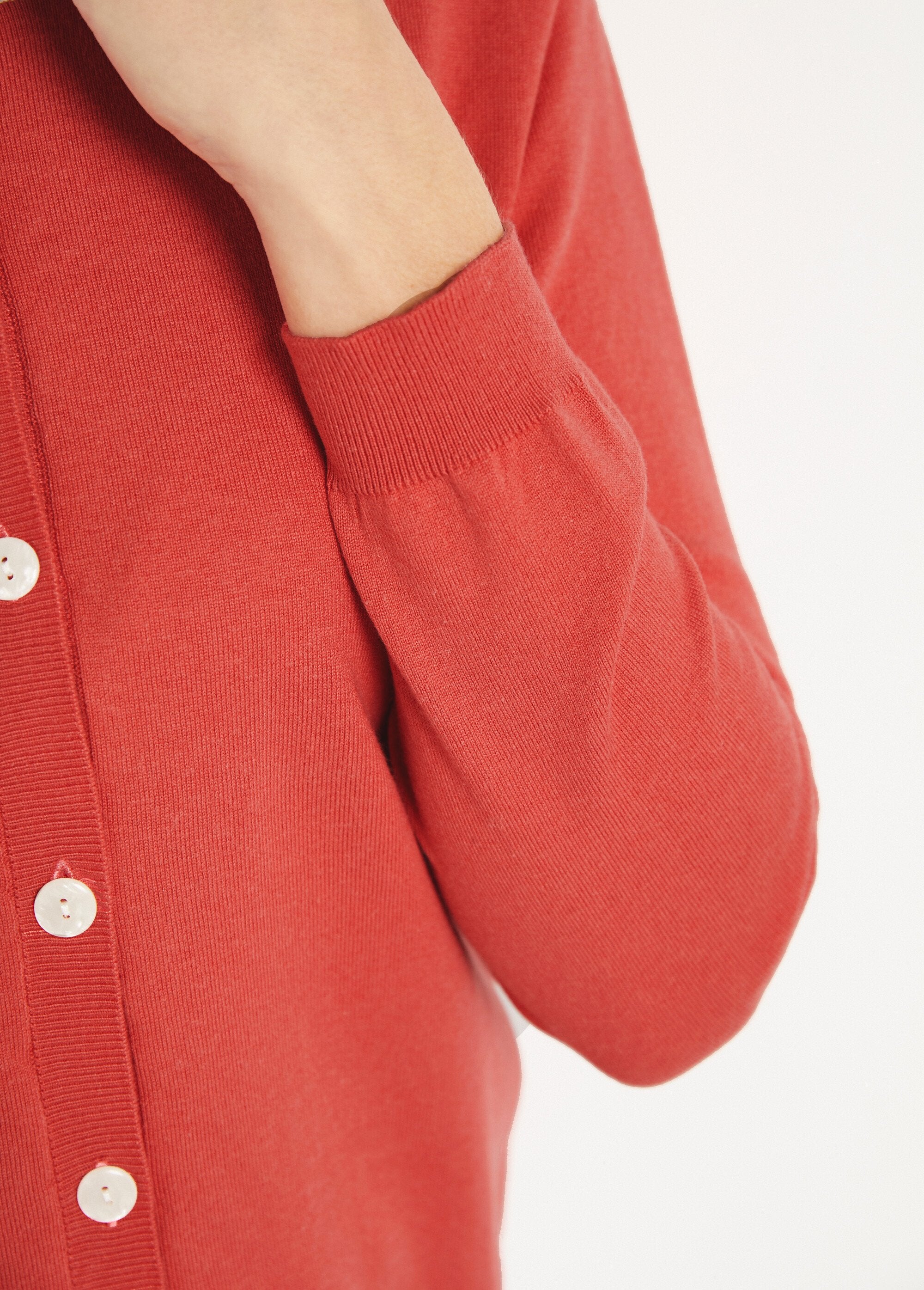 Soft_round_neck_buttoned_cardigan_vest_Poppy_DE2_slim