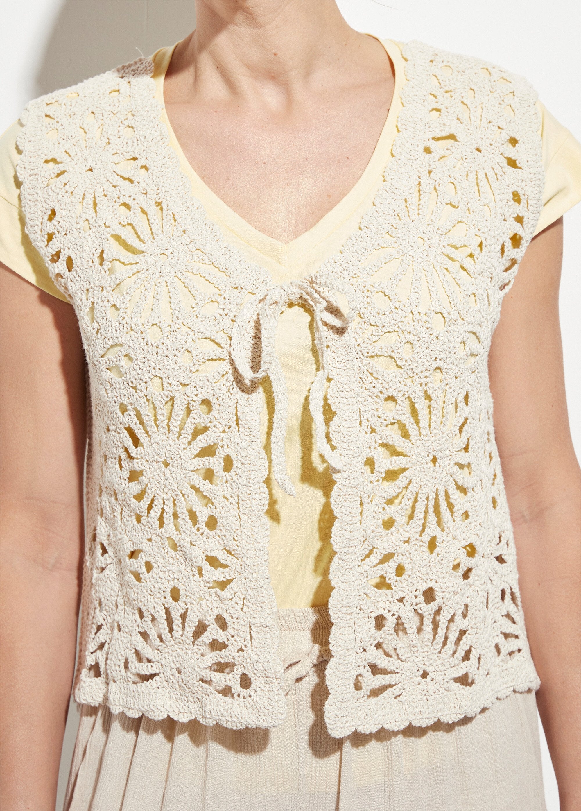 Sleeveless_crochet_cotton_vest_Ecru_DE1_slim