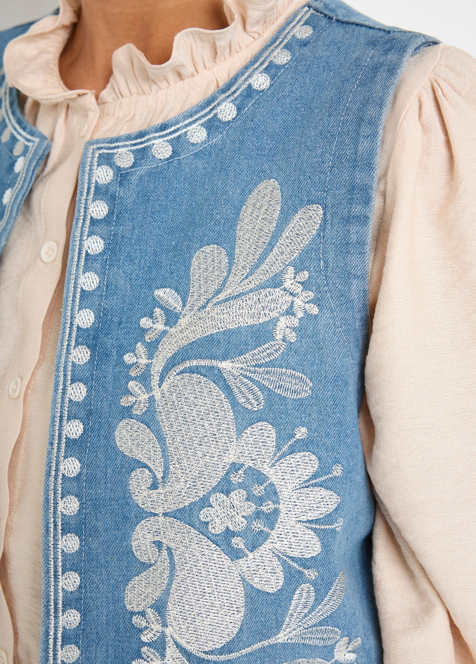Sleeveless_embroidered_denim_vest_Blue_jeans_DE2_slim