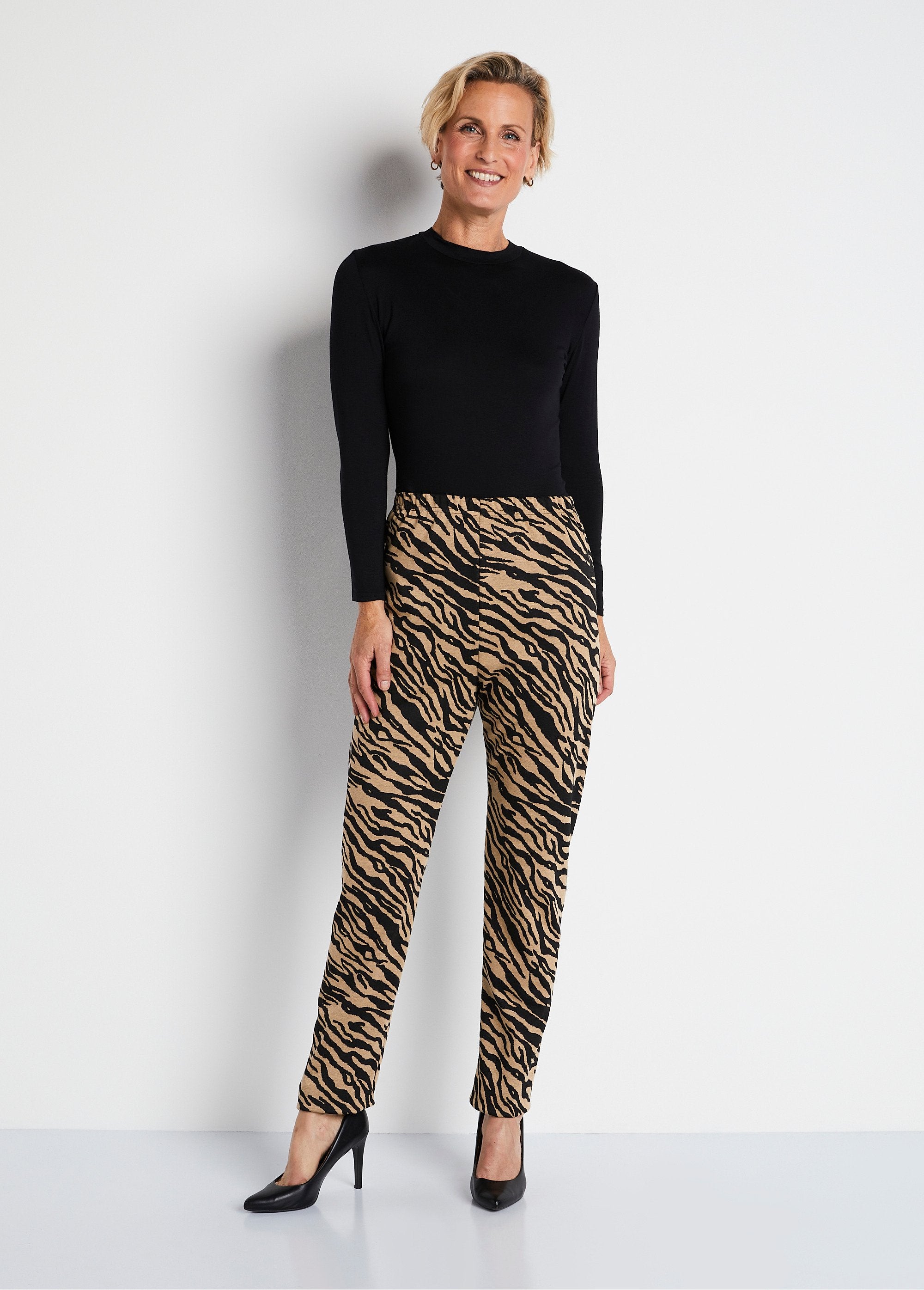 Jacquard_knit_elasticated_waist_leggings_Zebra_camel_SF1_slim