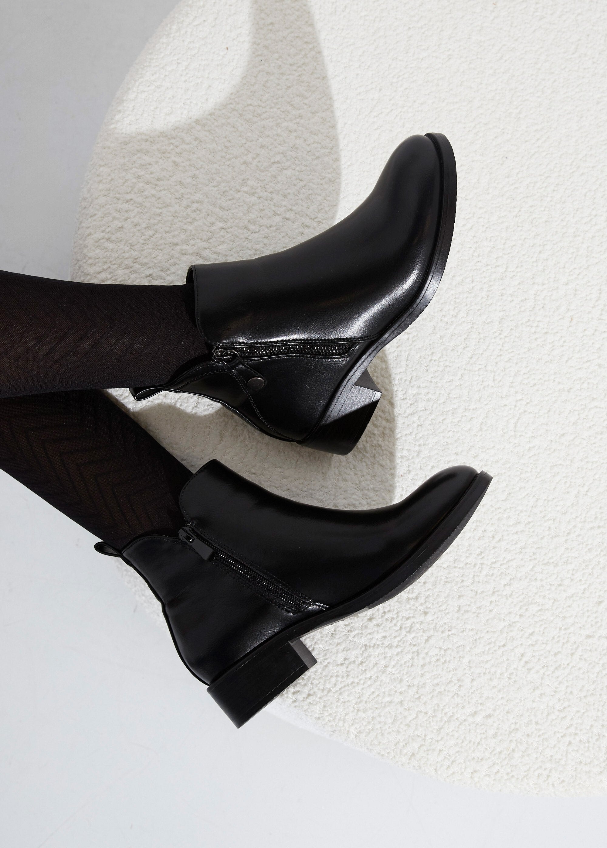 Low_boots_with_wide_heel_and_decorative_zip_Black_SF1_slim