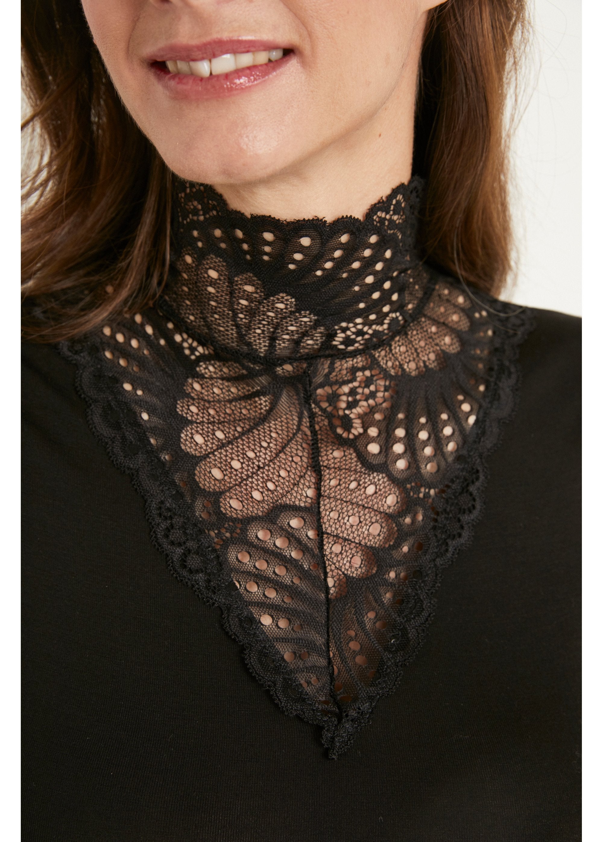 High-neck_sleeveless_lace_undershirt_Black_DE2_slim