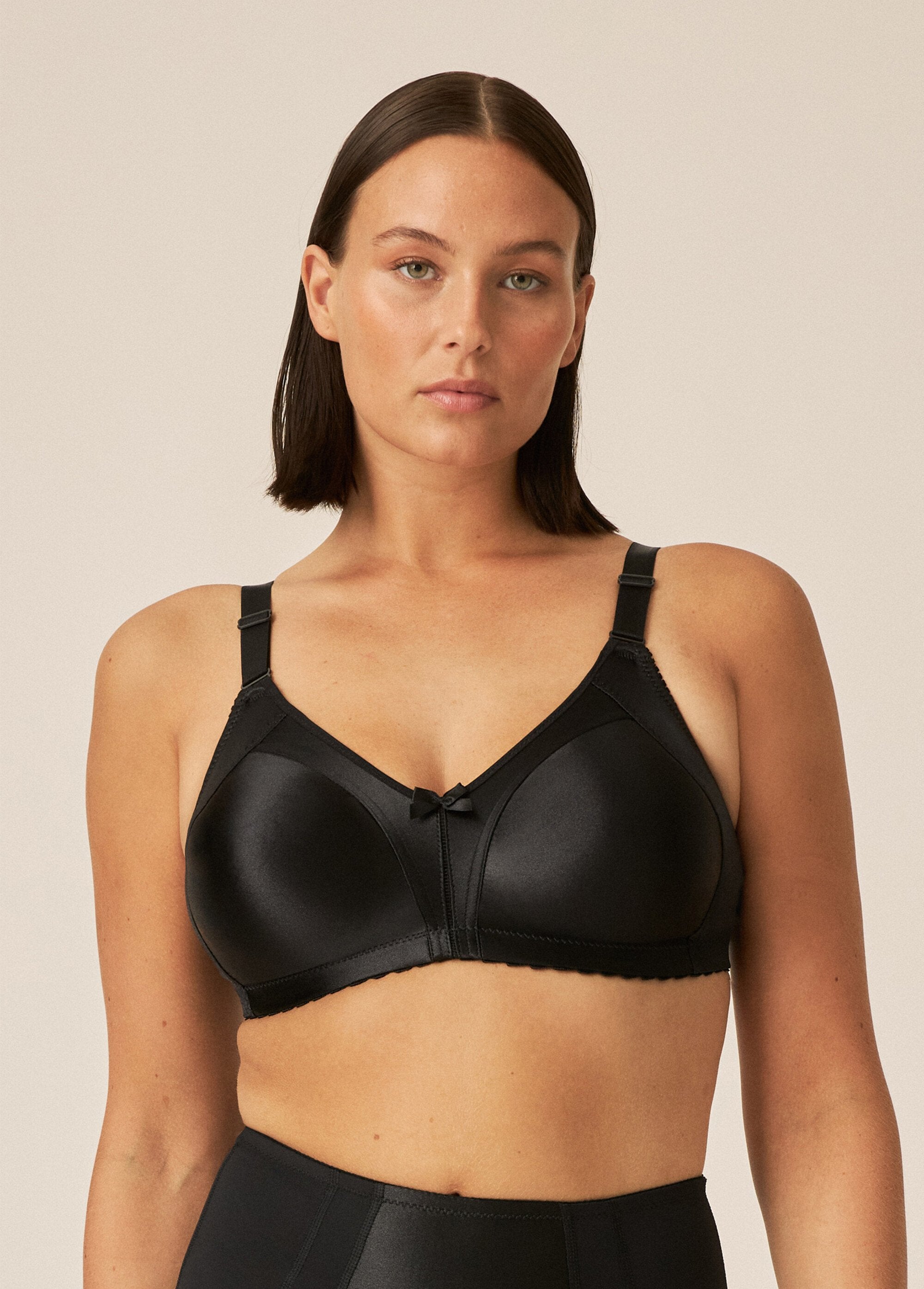 Naturana®_-_Underwired_minimizer_bra_Black_FA1_slim