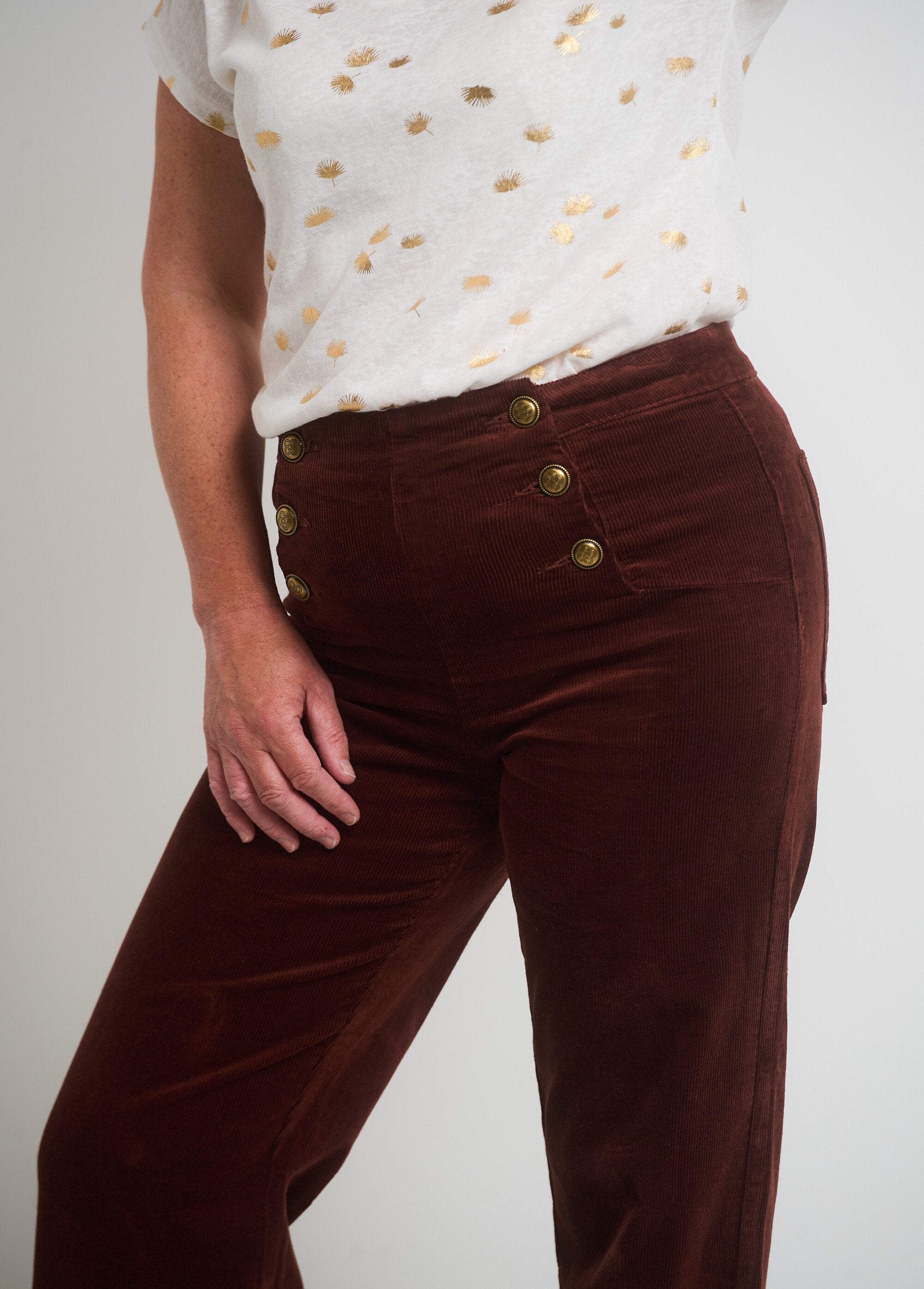 Flared_Velvet_Bridge_Pants_Brown_DE1_slim