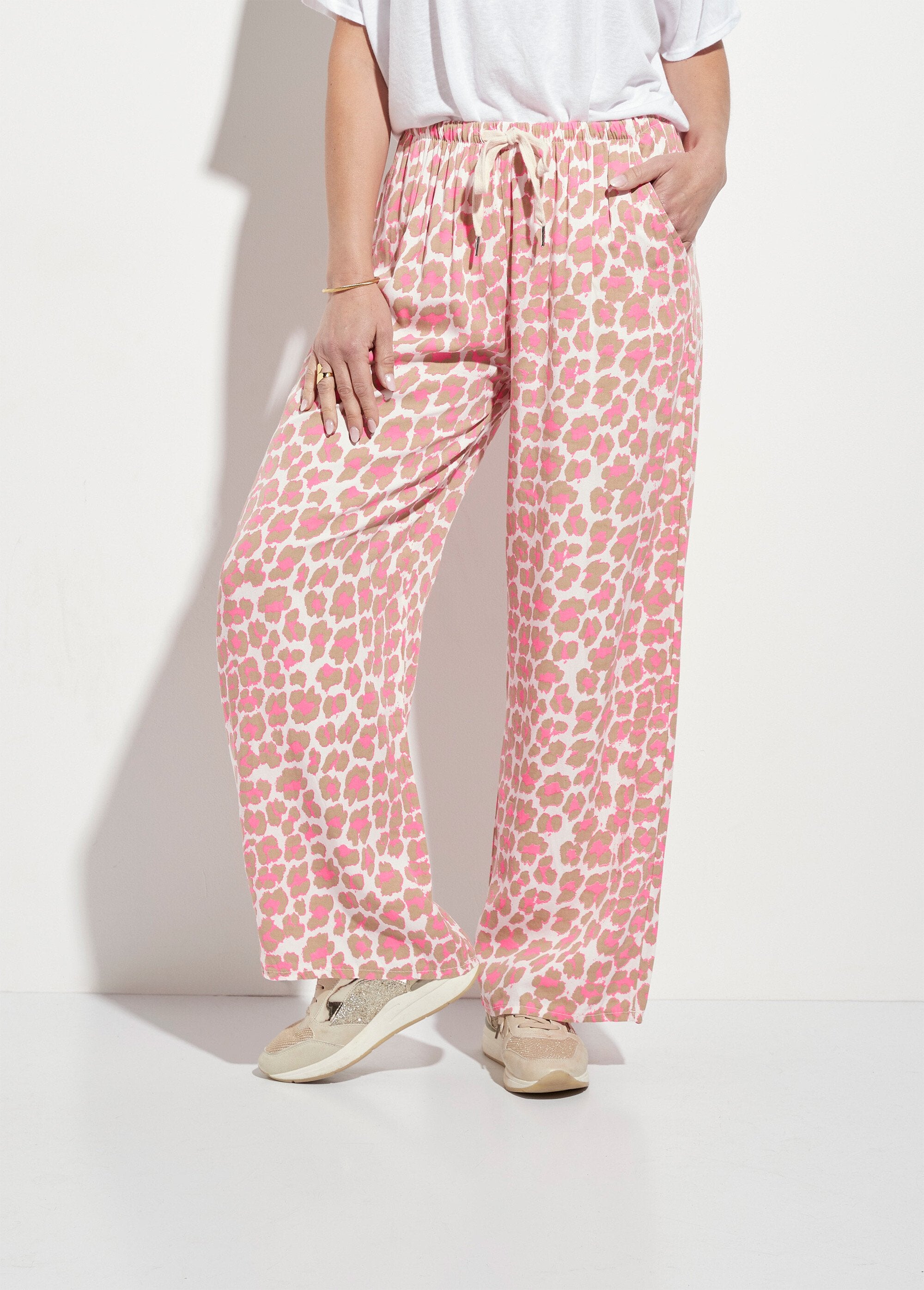 Wide-legged_pants_with_neon_leopard_pattern_Taupe_and_fuschia_FA1_slim
