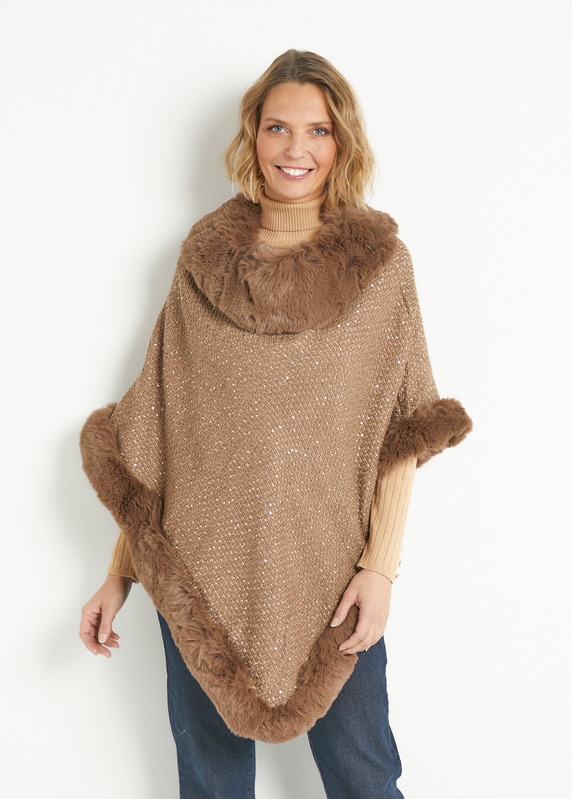 Poncho_bord_fourrure_maille_paillettée_Camel_FA1_slim