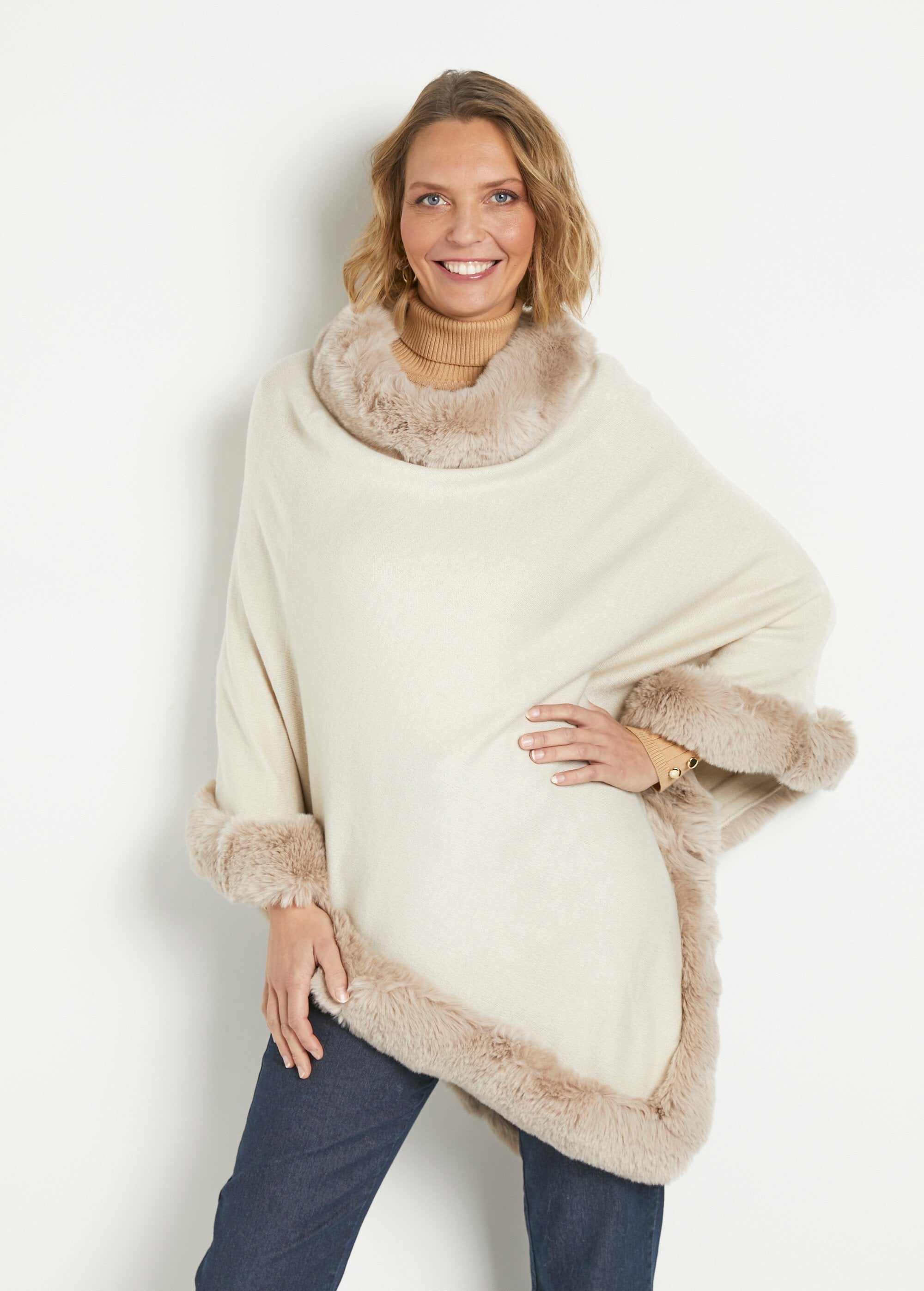 Poncho_en_maille_avec_bord_fourrure_Beige_FA1_slim