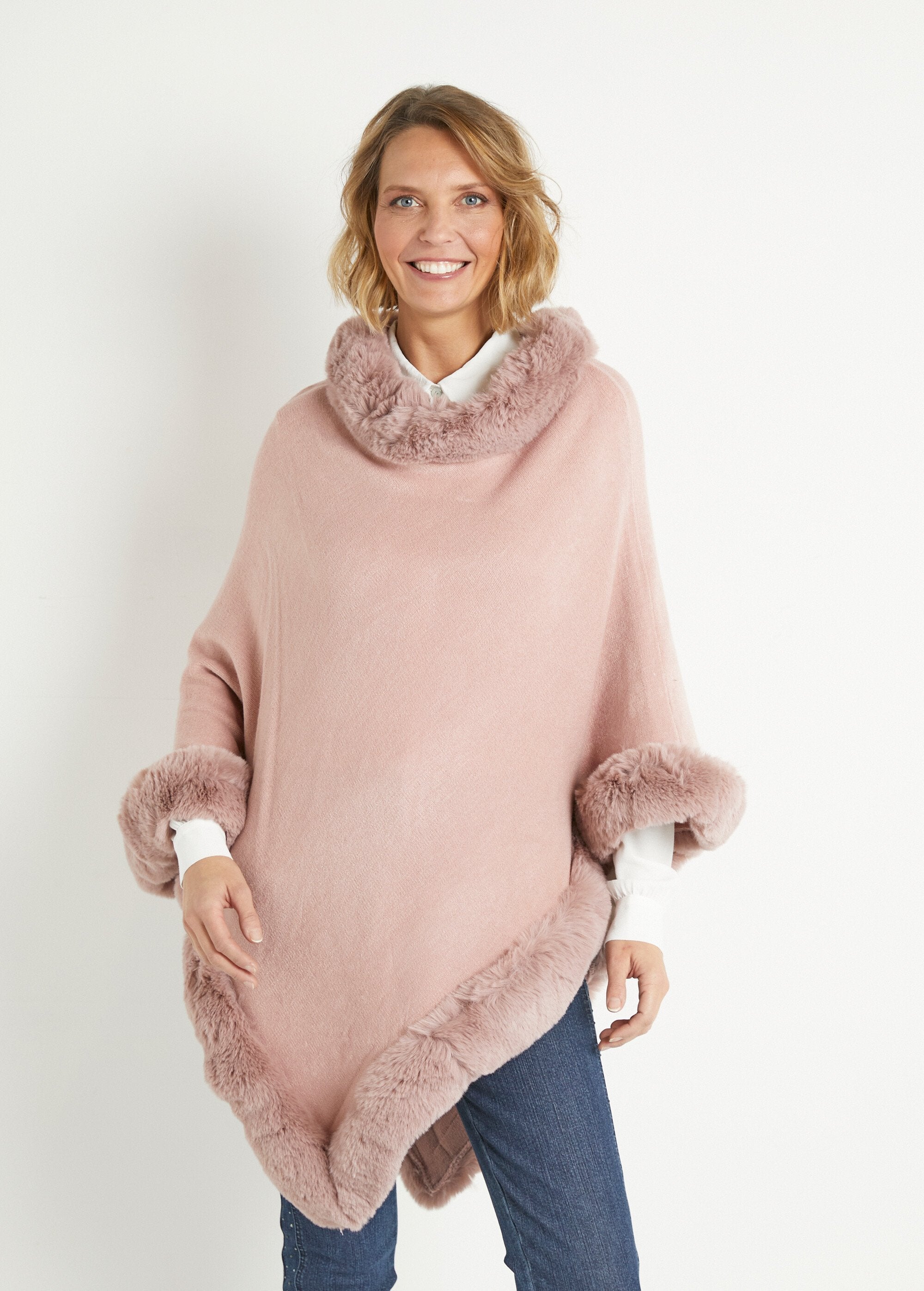 Poncho_en_maille_avec_bord_fourrure_Rose_FA1_slim